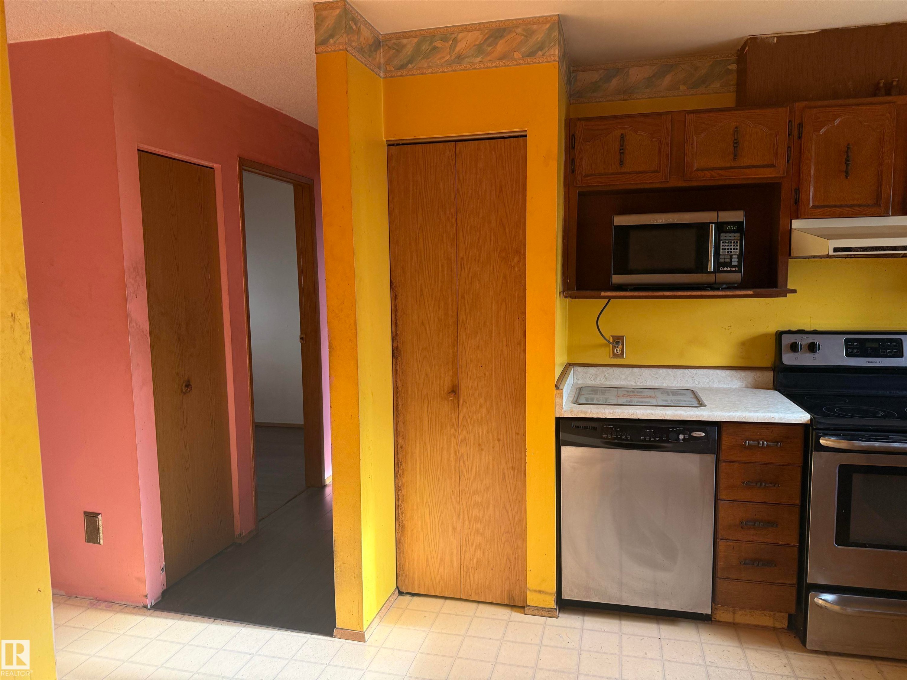 Edmonton, AB - Indoor Photo Showing Kitchen