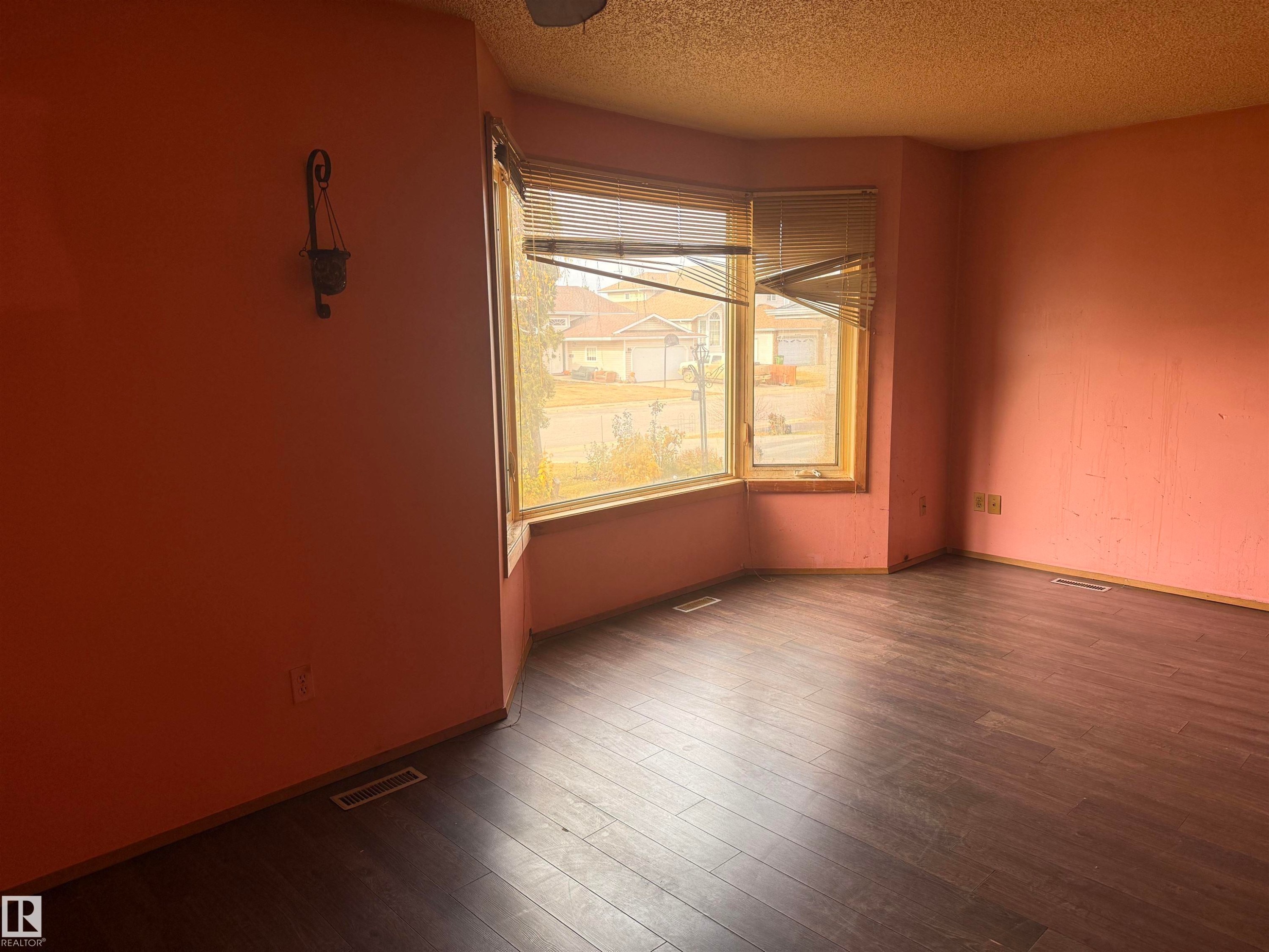 Edmonton, AB - Indoor Photo Showing Other Room