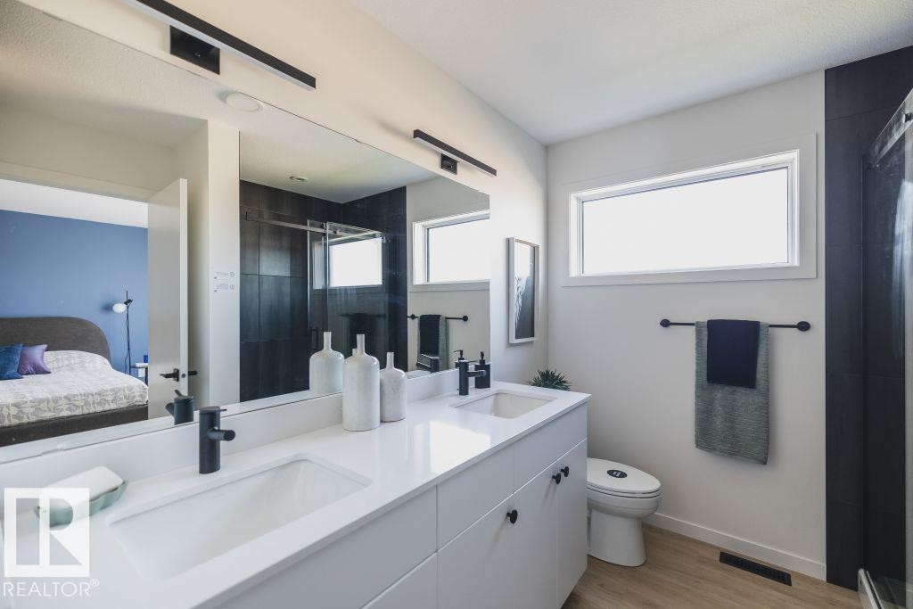 7477 Klapstein Crescent, Edmonton, AB - Indoor Photo Showing Bathroom