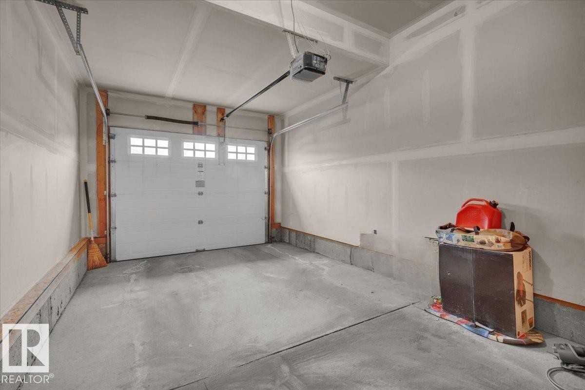Edmonton, AB - Indoor Photo Showing Garage