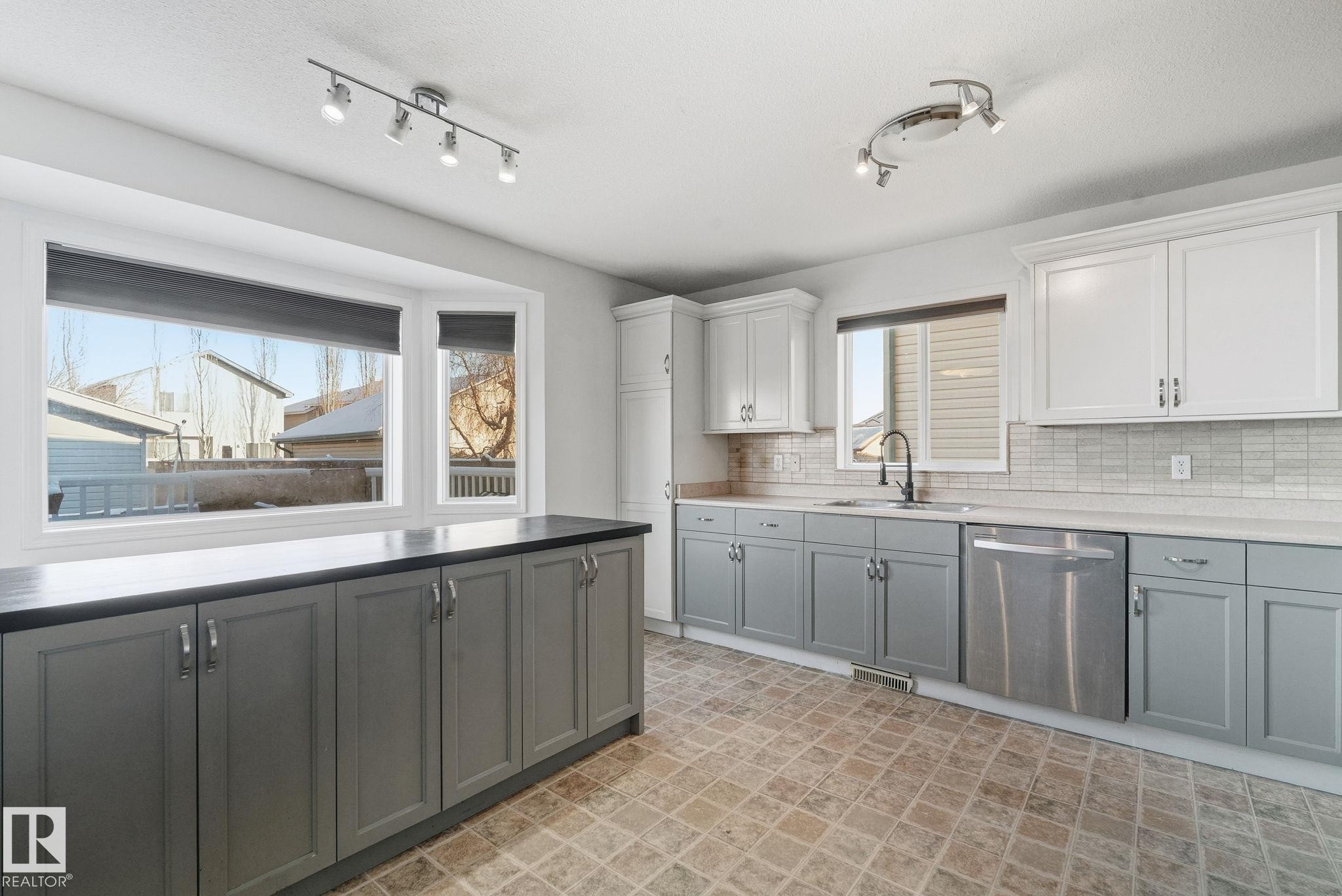 1873 Towne Centre Boulevard, Edmonton, AB - Indoor Photo Showing Kitchen