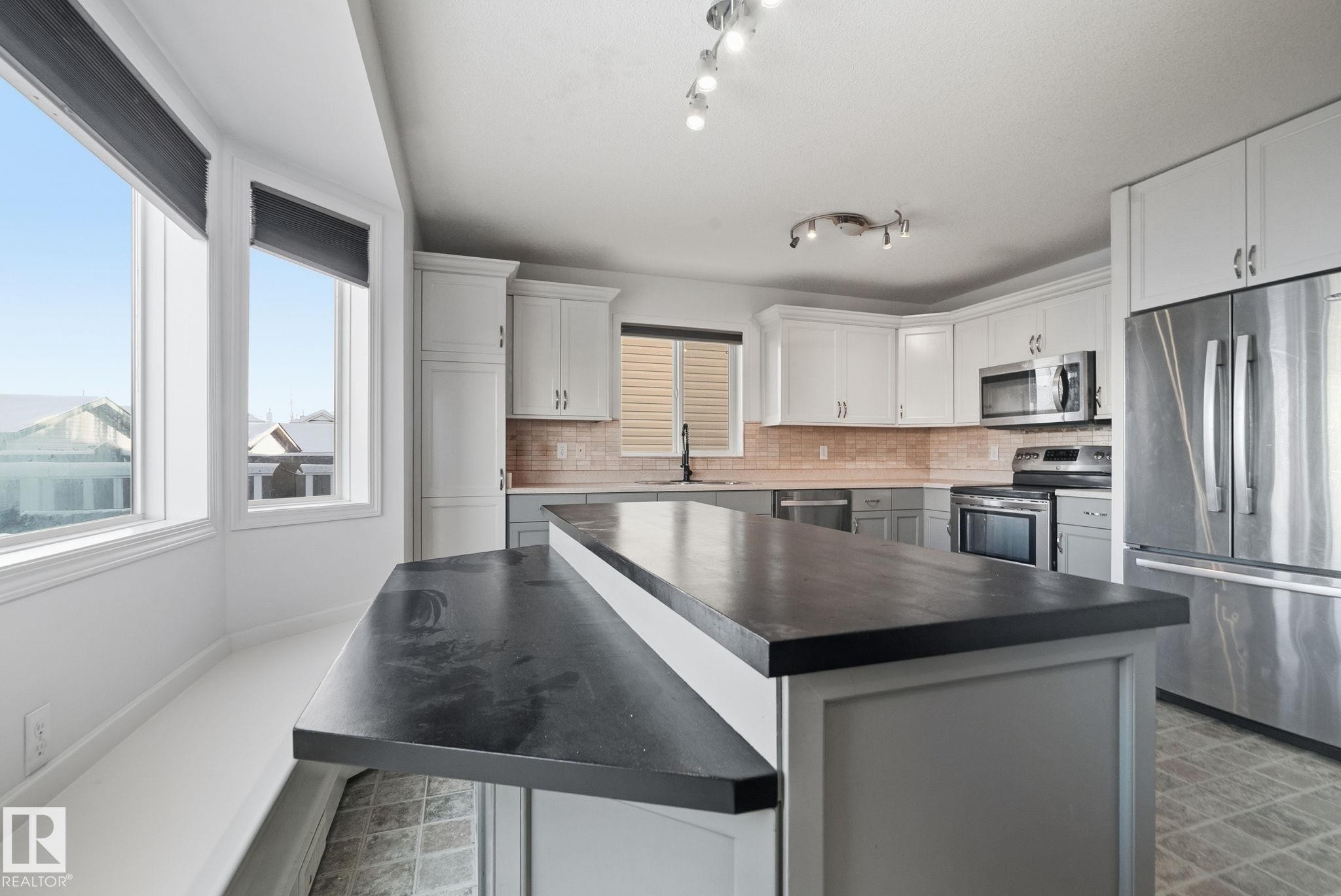 1873 Towne Centre Boulevard, Edmonton, AB - Indoor Photo Showing Kitchen
