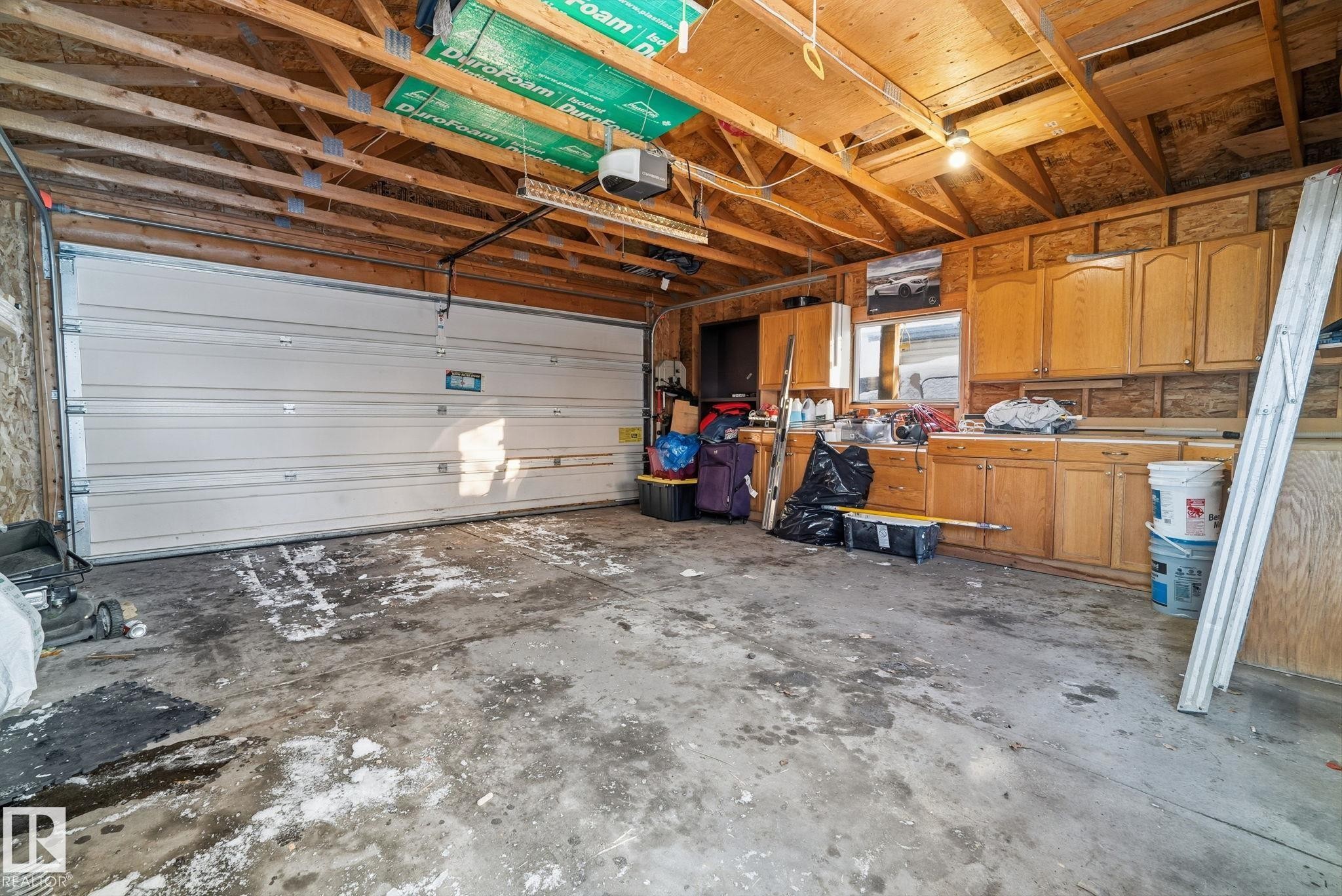 1873 Towne Centre Boulevard, Edmonton, AB - Indoor Photo Showing Garage