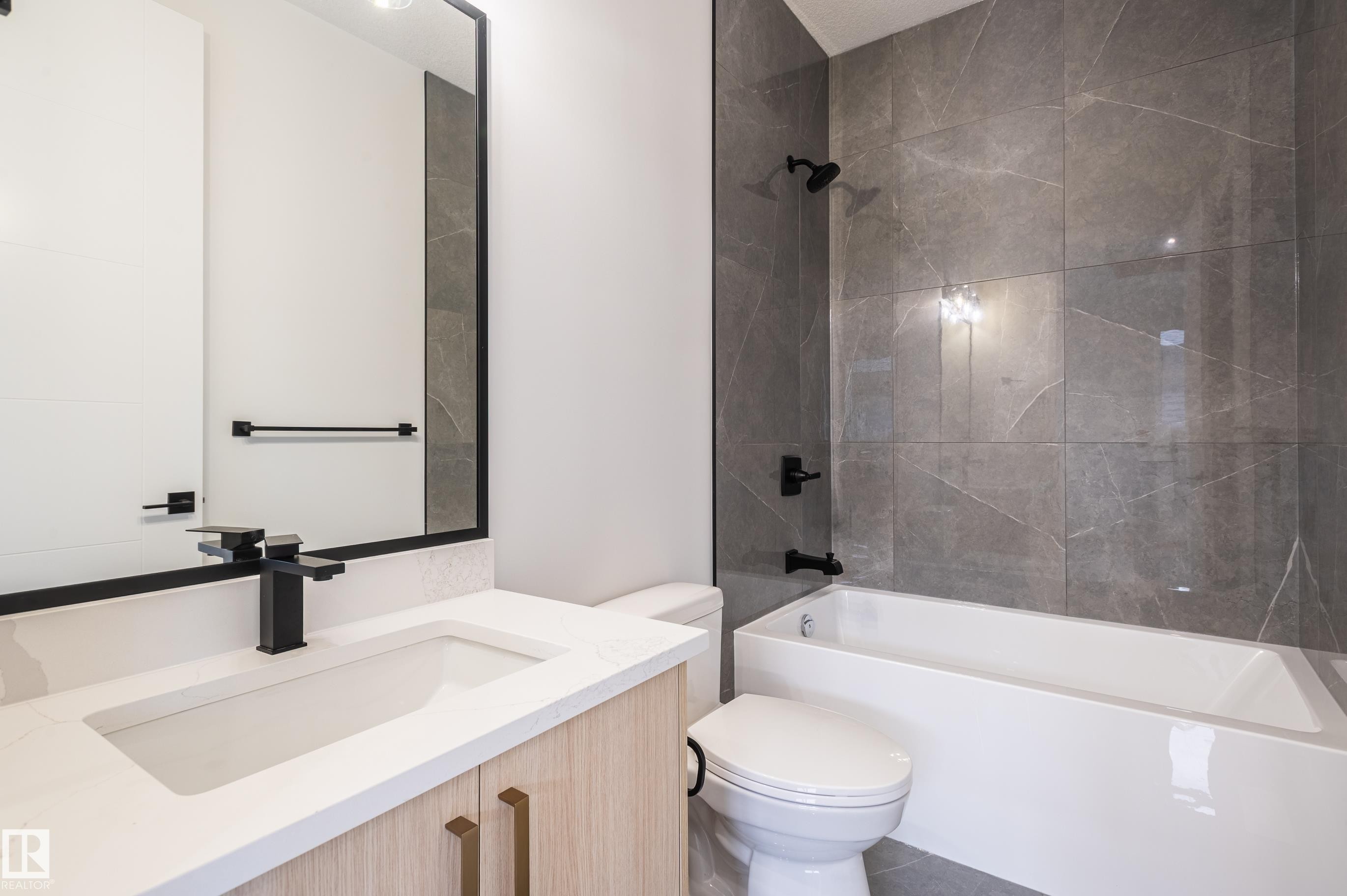 6229 Hampton Gray Avenue, Edmonton, AB - Indoor Photo Showing Bathroom