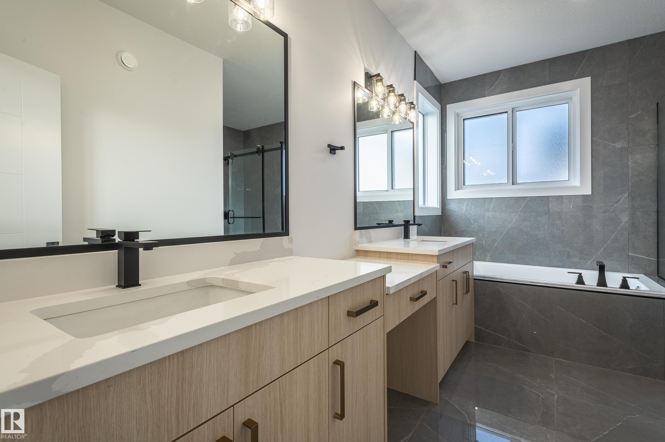 6229 Hampton Gray Avenue, Edmonton, AB - Indoor Photo Showing Bathroom