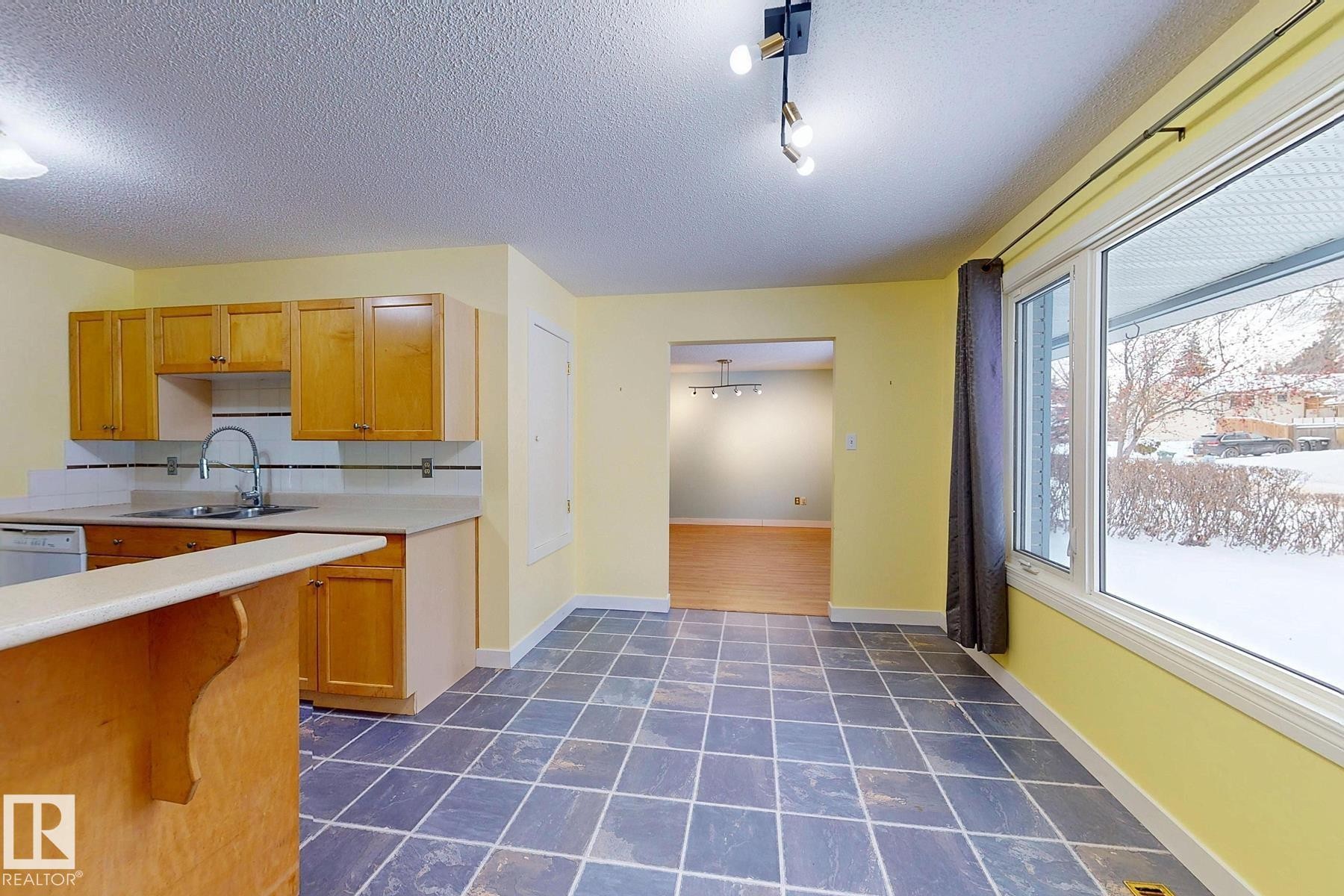 131 Garland Crescent, Sherwood Park, AB - Indoor Photo Showing Kitchen With Double Sink