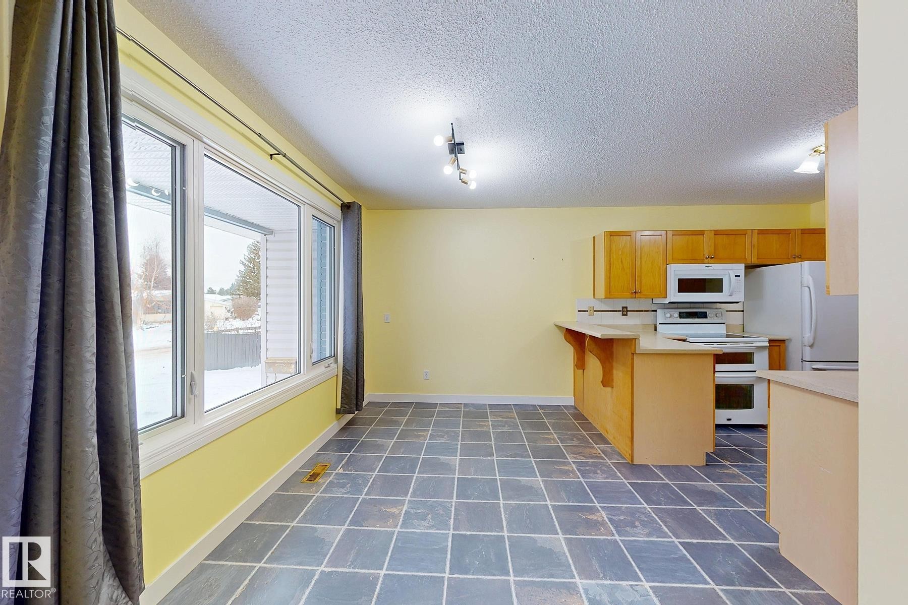 131 Garland Crescent, Sherwood Park, AB - Indoor Photo Showing Kitchen