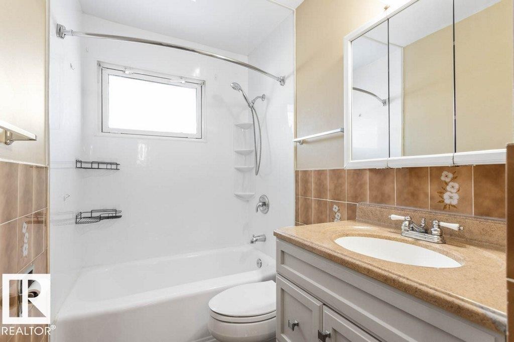 16206 79A Avenue, Edmonton, AB - Indoor Photo Showing Bathroom