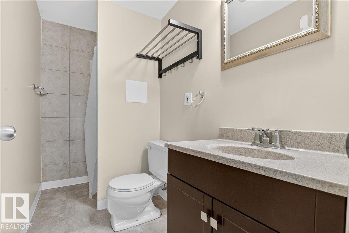 16206 79A Avenue, Edmonton, AB - Indoor Photo Showing Bathroom
