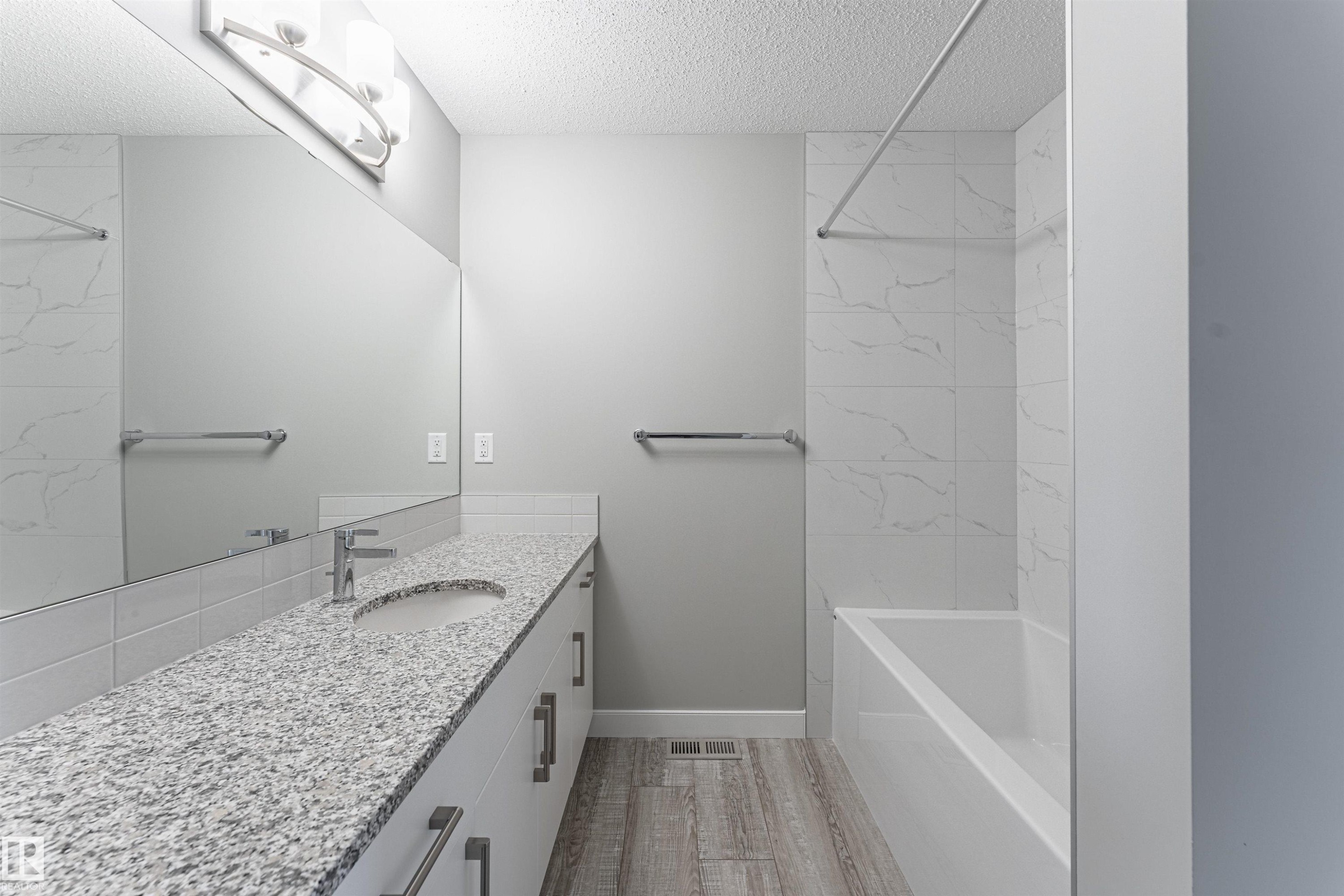 20512 22 Avenue, Edmonton, AB - Indoor Photo Showing Bathroom