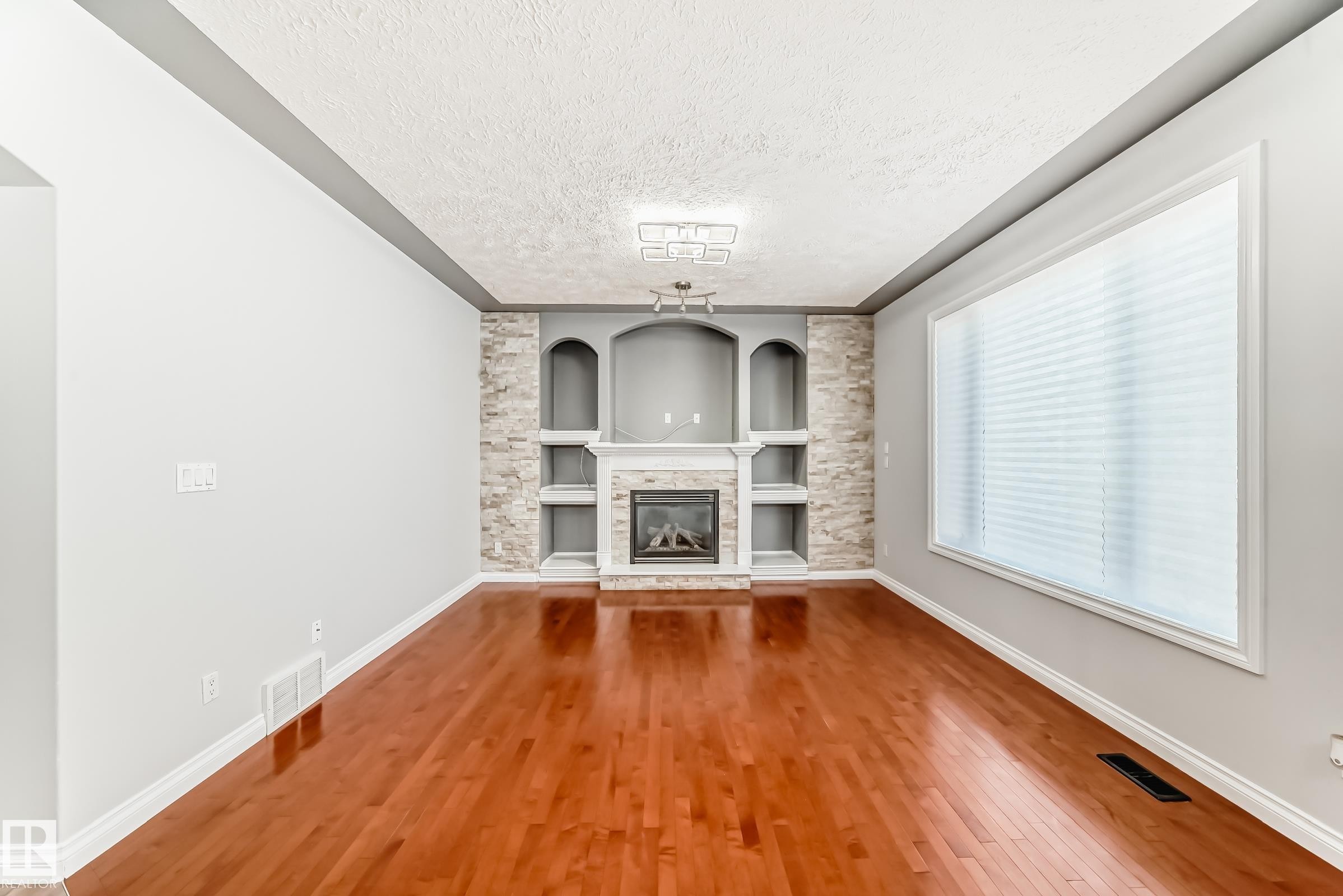 16003 134 Street, Edmonton, AB - Indoor With Fireplace