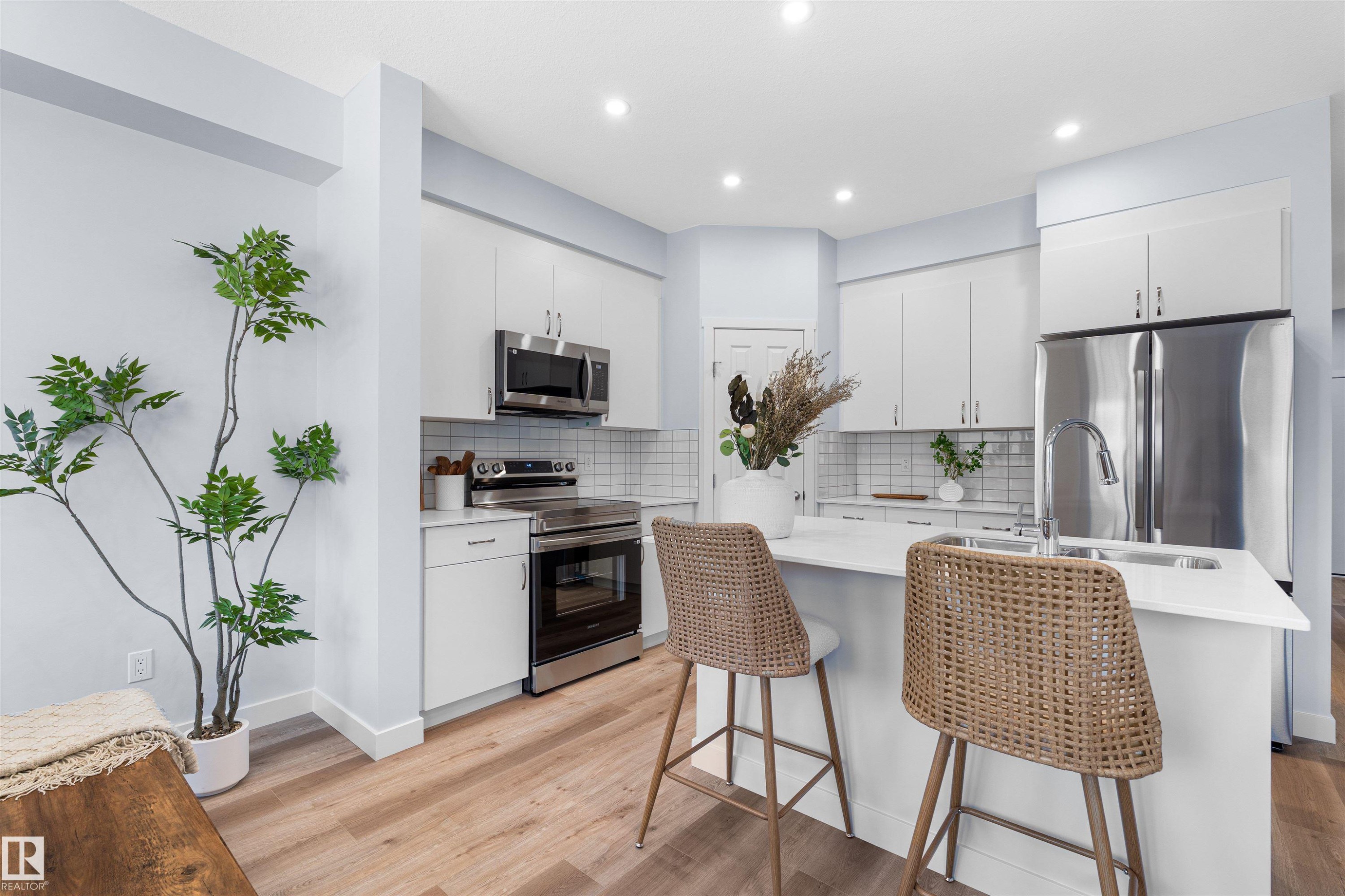 2013 209A Street, Edmonton, AB - Indoor Photo Showing Kitchen With Upgraded Kitchen