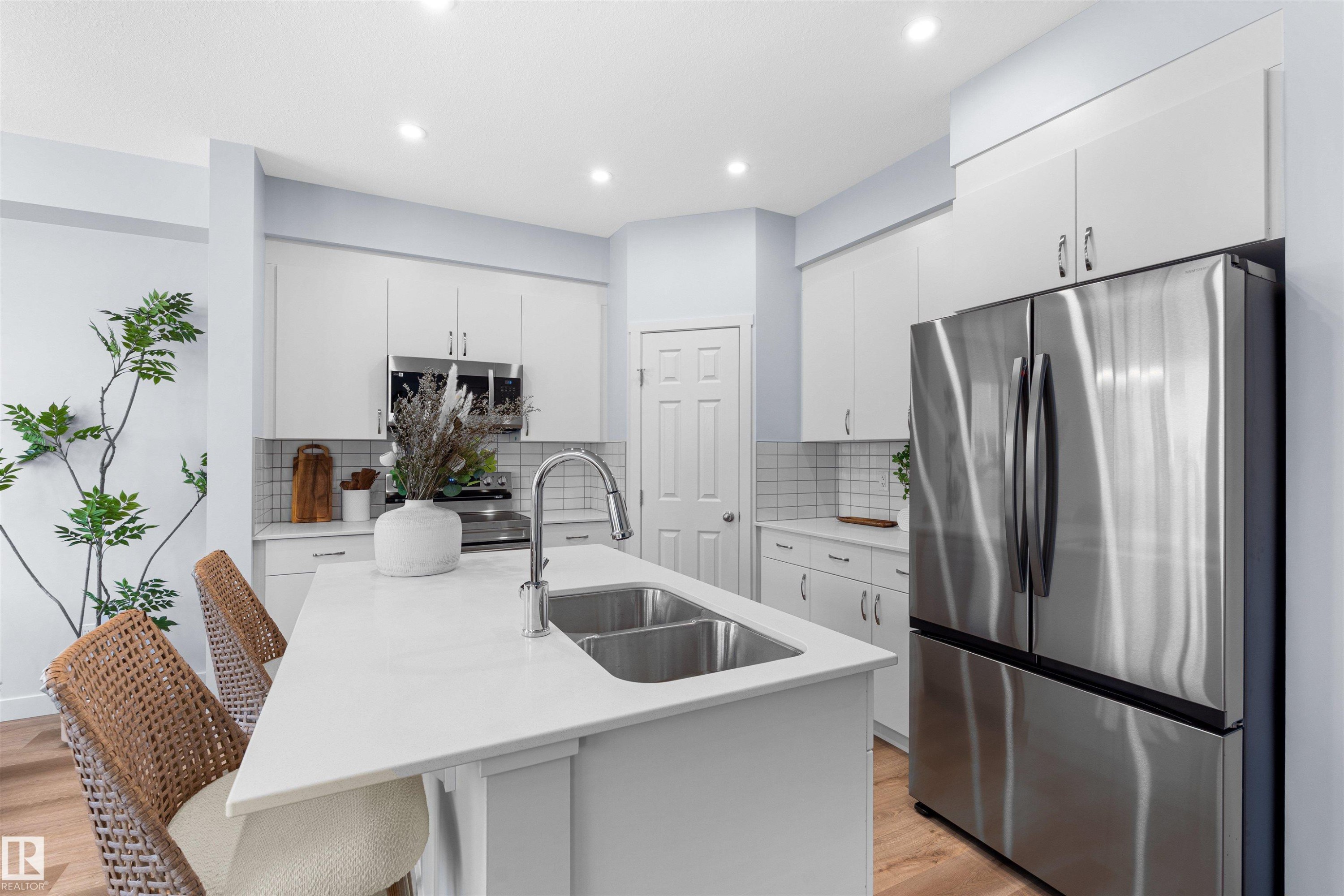 2013 209A Street, Edmonton, AB - Indoor Photo Showing Kitchen With Double Sink With Upgraded Kitchen