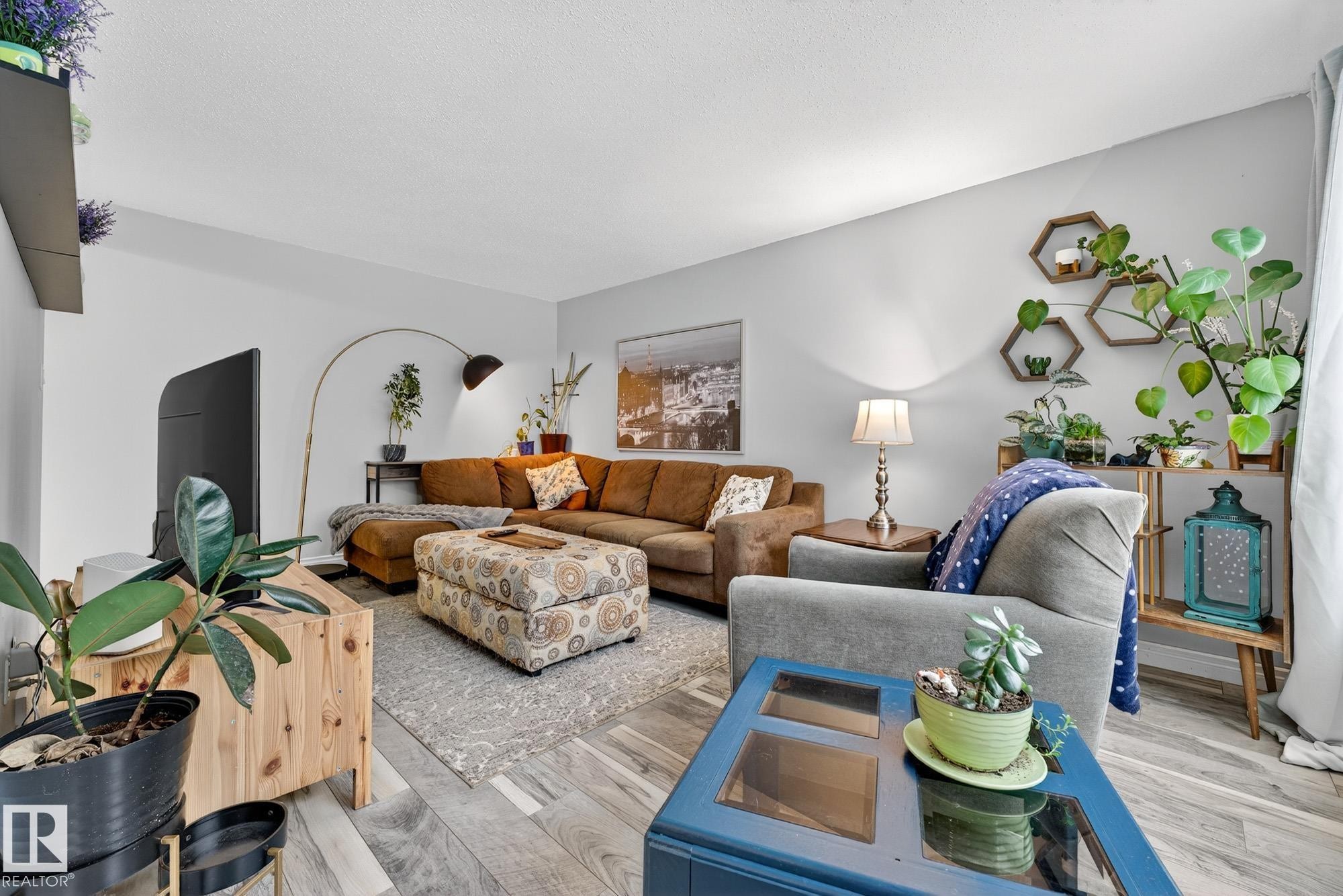 Living room featuring wood finished floors - 7 Grandview Ridge, St. Albert, AB - Indoor Photo Showing Living Room