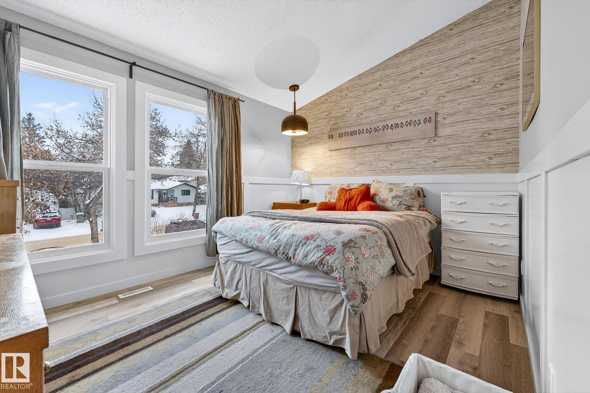 Bedroom featuring light wood-style flooring, vaulted ceiling, and a textured ceiling - 7 Grandview Ridge, St. Albert, AB - Indoor Photo Showing Bedroom