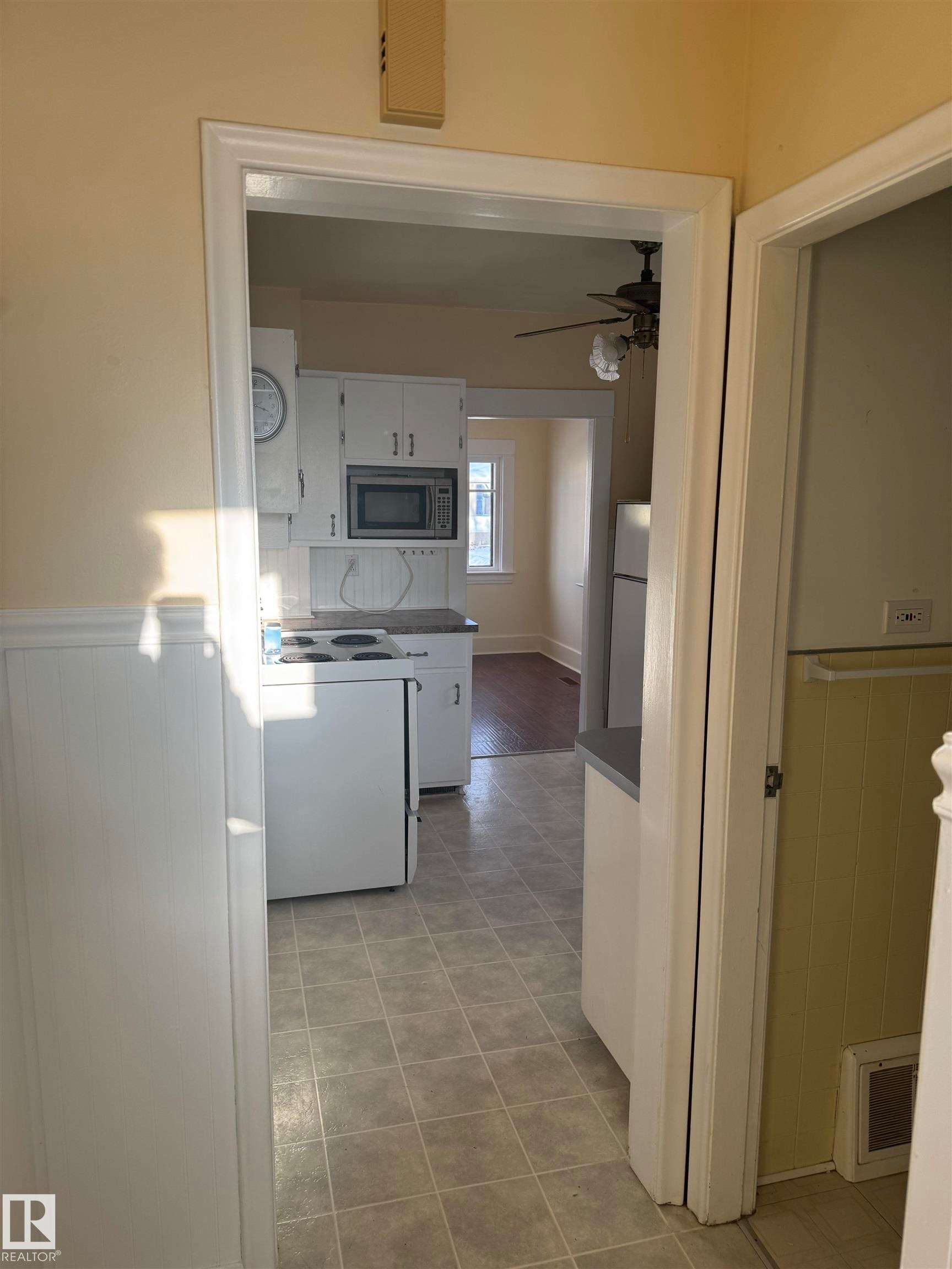 5209 49 Avenue, Vegreville, AB - Indoor Photo Showing Kitchen