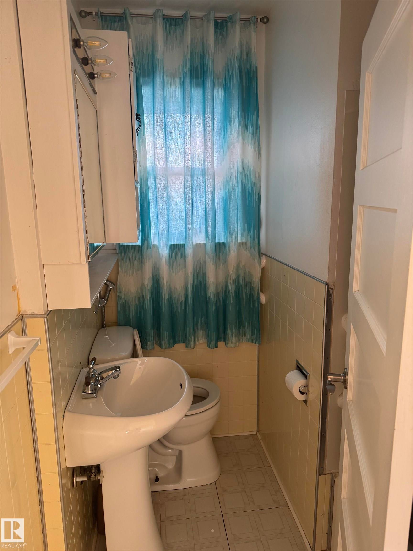 5209 49 Avenue, Vegreville, AB - Indoor Photo Showing Bathroom