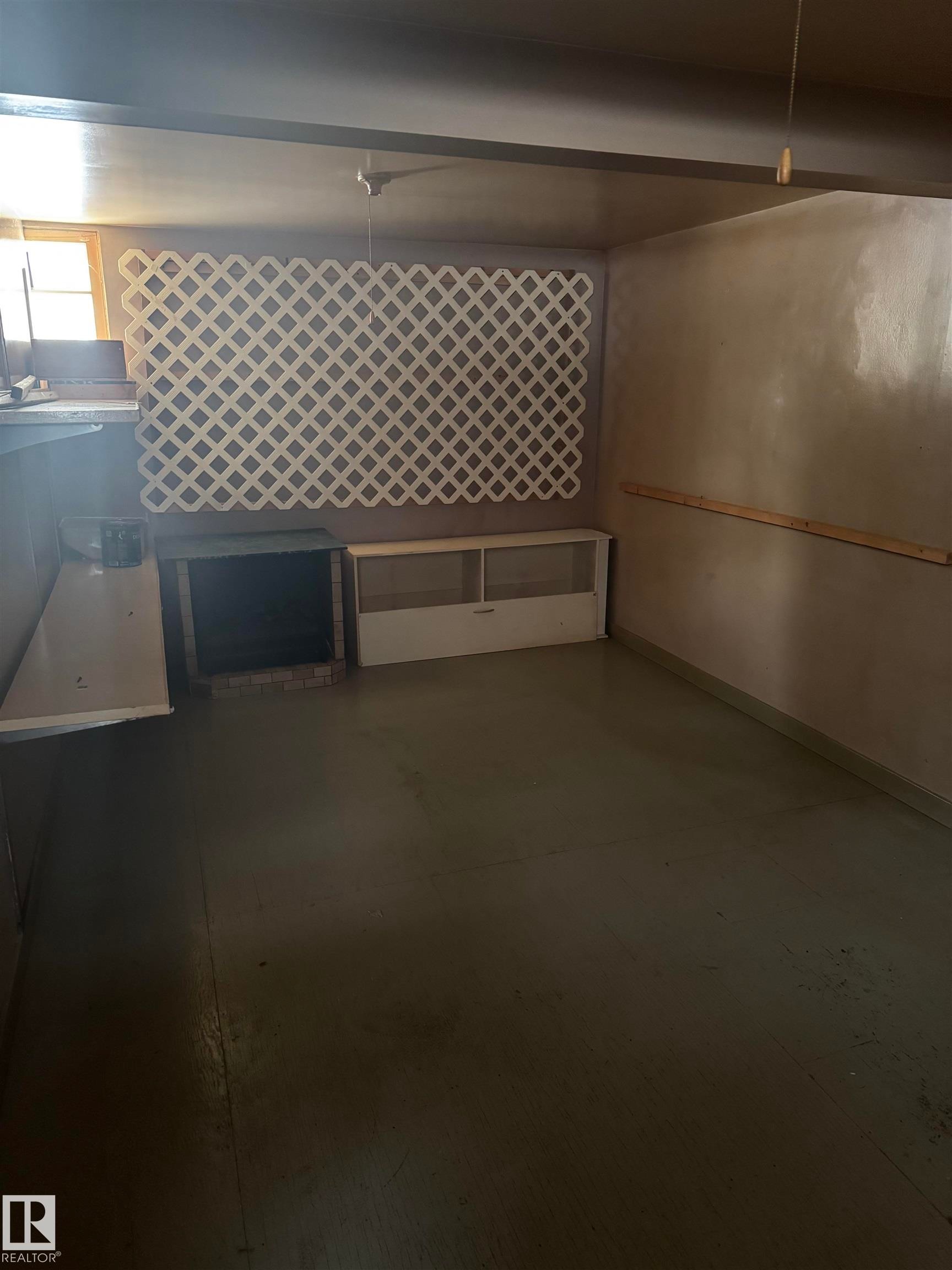 5209 49 Avenue, Vegreville, AB - Indoor