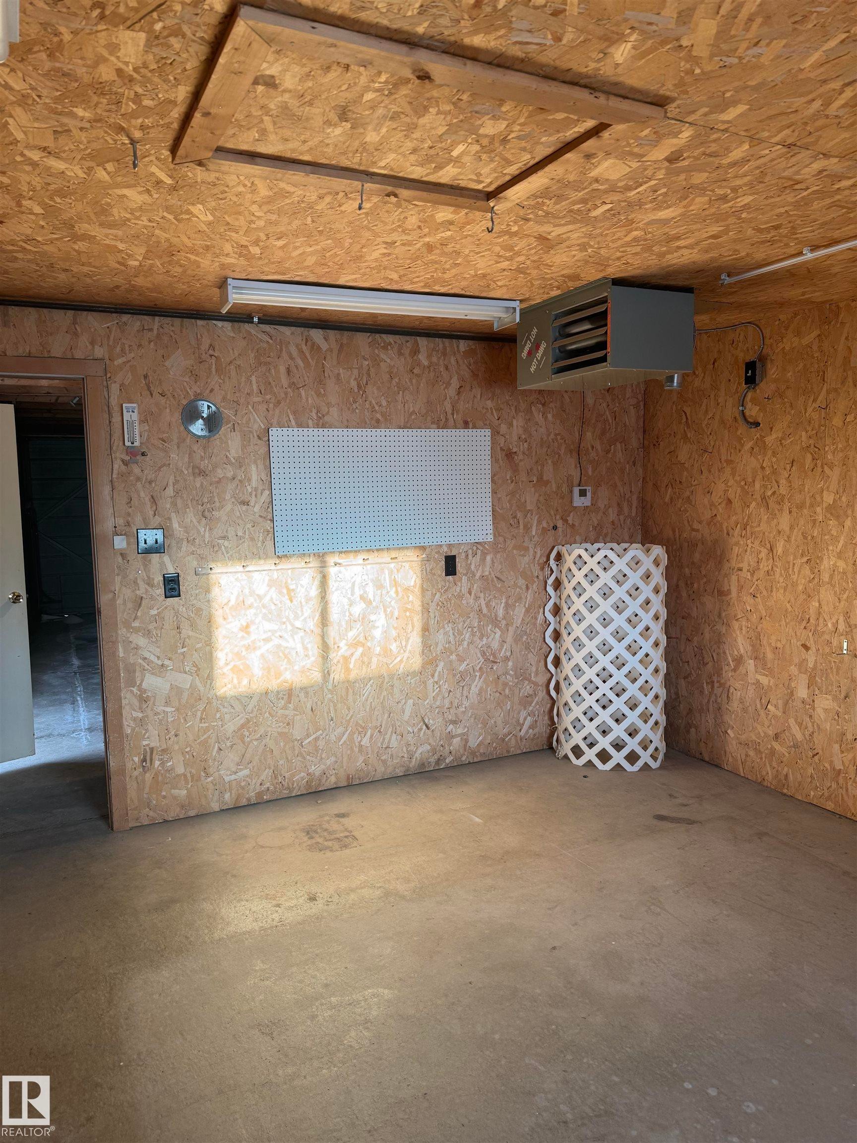 5209 49 Avenue, Vegreville, AB - Indoor