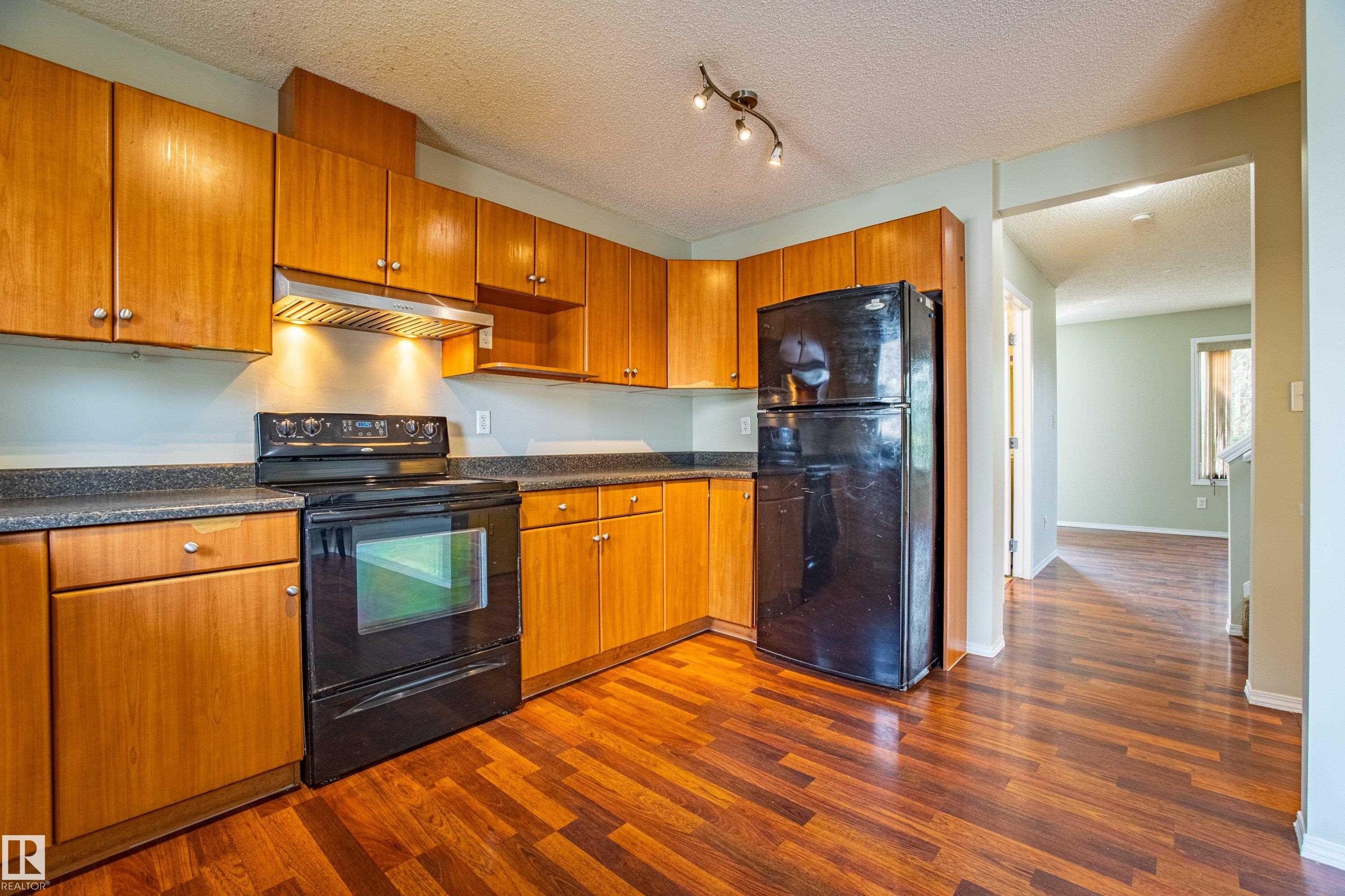 #51, 2503 24 Street, Edmonton, AB - Indoor Photo Showing Kitchen