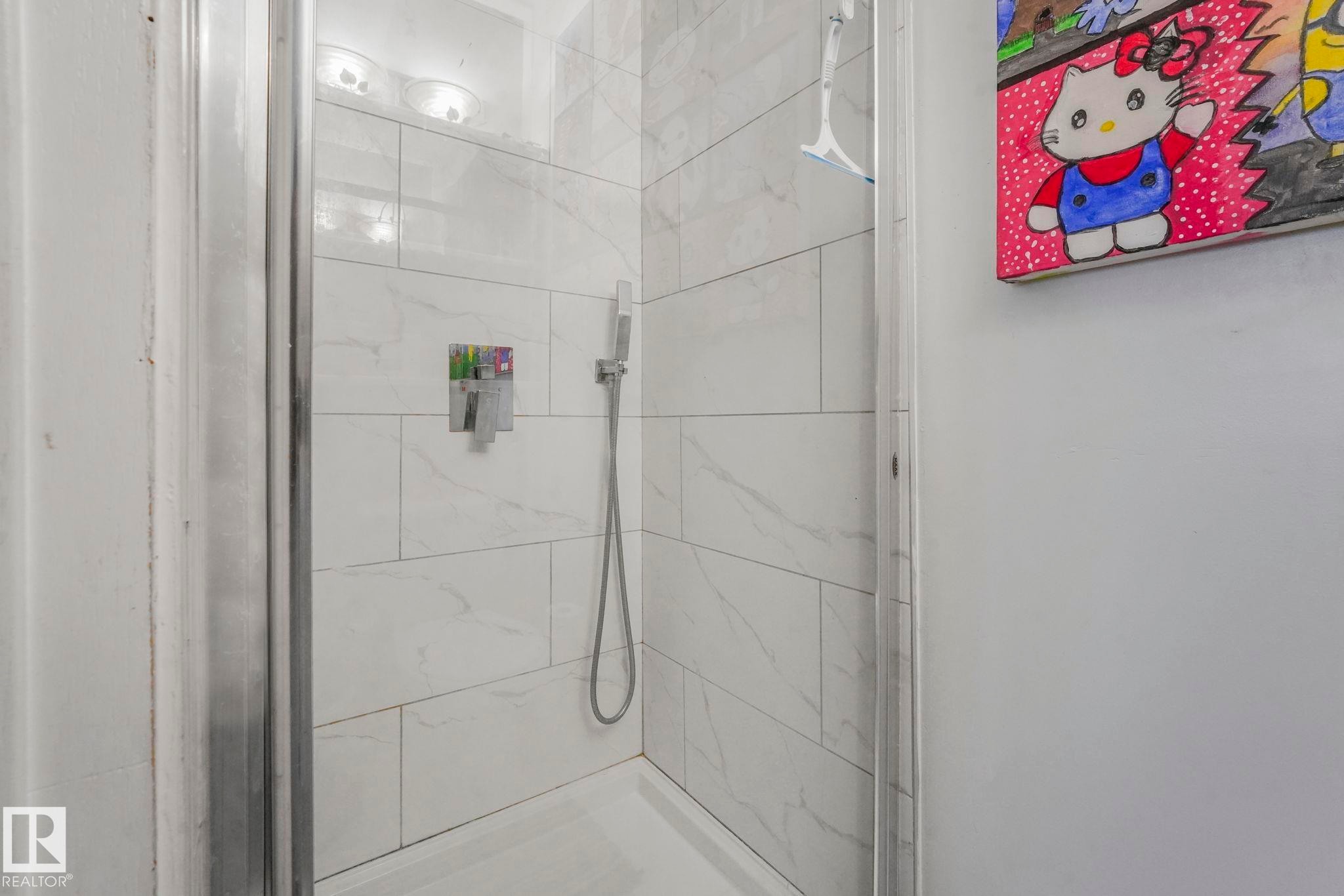 Bathroom with a marble finish shower - 11811 32A Avenue, Edmonton, AB - Indoor Photo Showing Bathroom