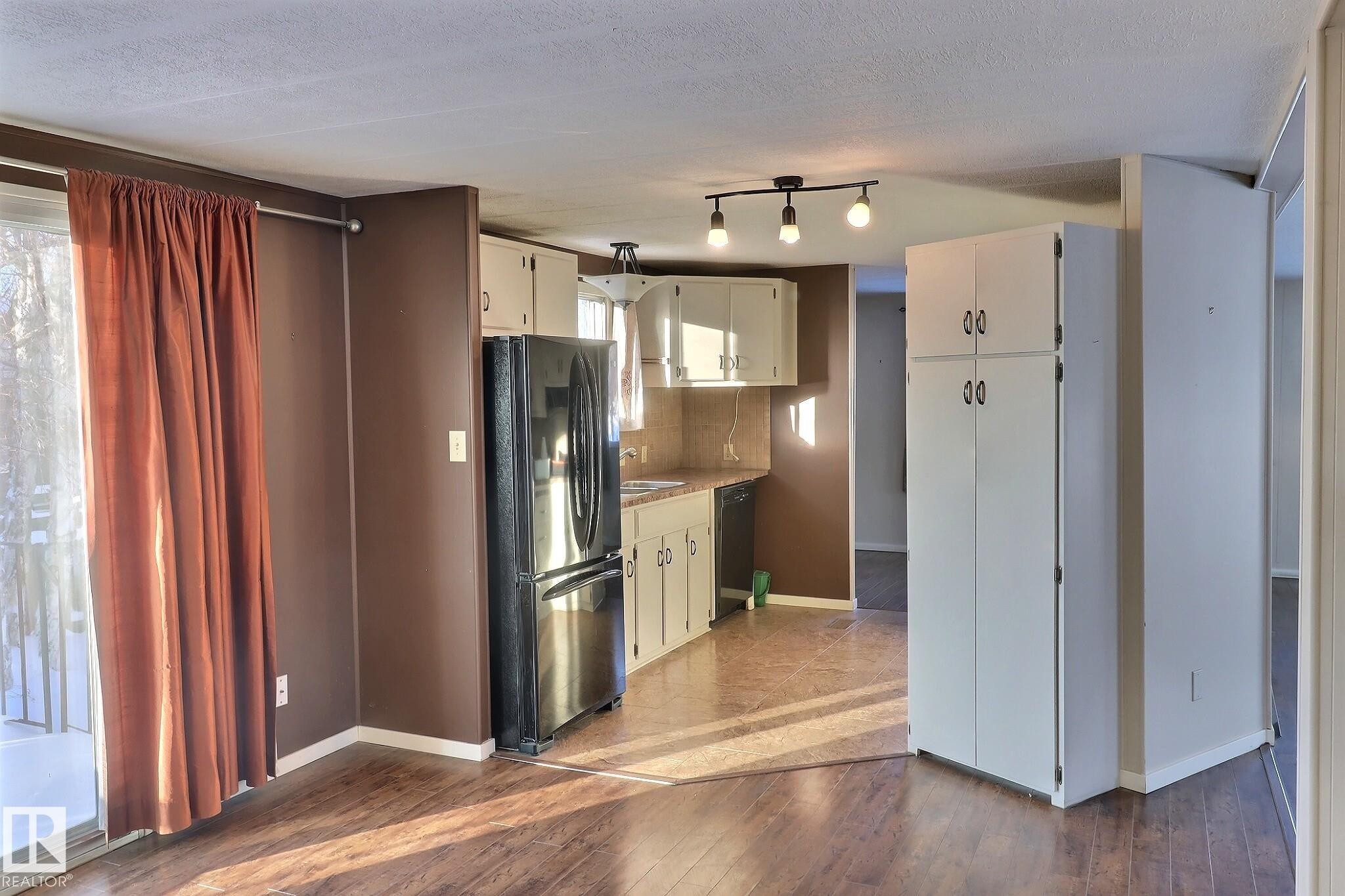 2 Willowdale Drive, Edmonton, AB - Indoor Photo Showing Kitchen