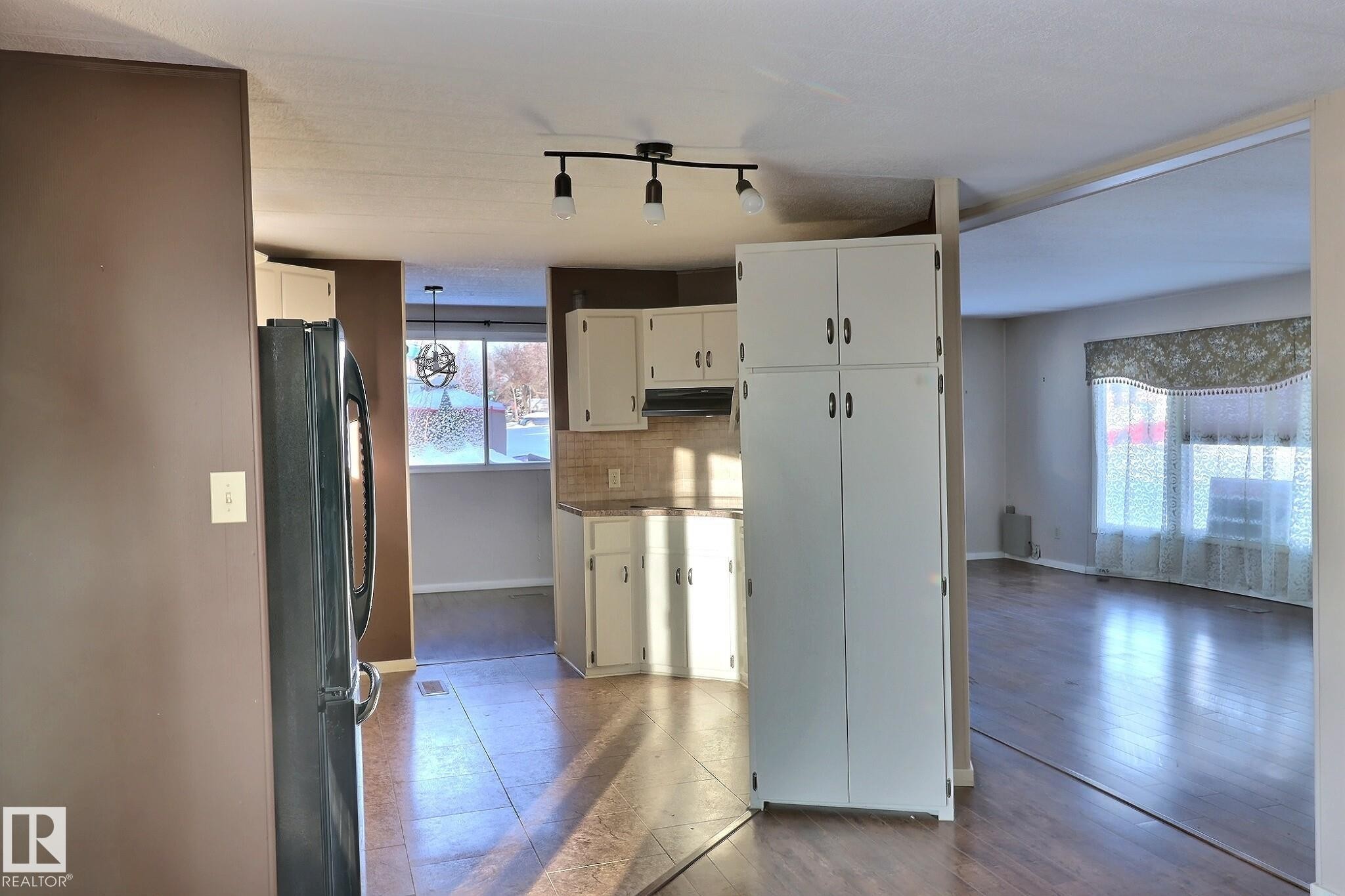 2 Willowdale Drive, Edmonton, AB - Indoor