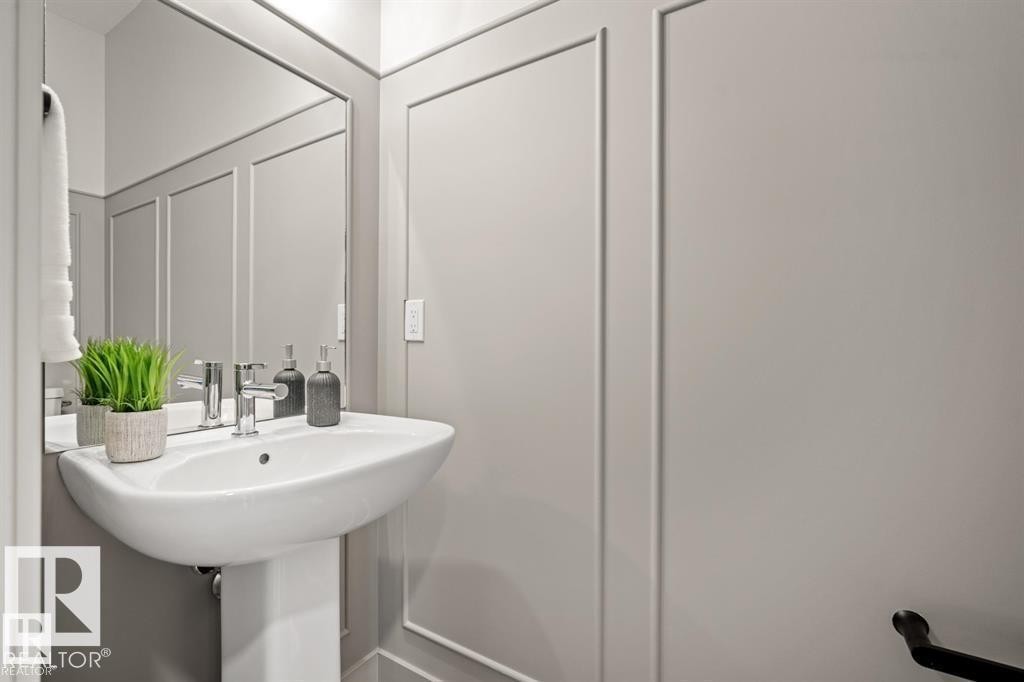 Bathroom featuring a decorative wall - 24 Grayson Green, Stony Plain, AB - Indoor Photo Showing Bathroom