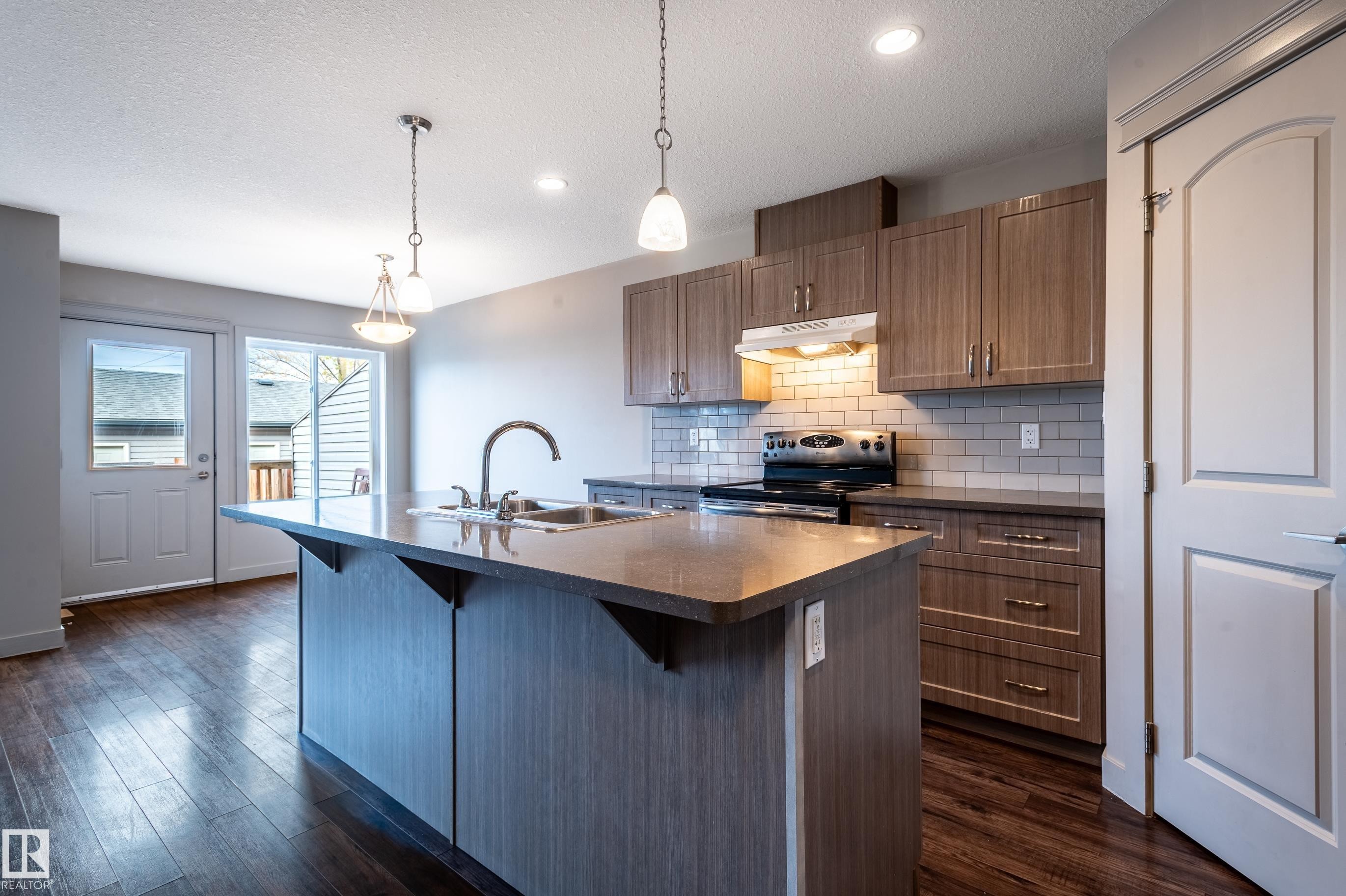 12126 65 Street, Edmonton, AB - Indoor Photo Showing Kitchen With Upgraded Kitchen