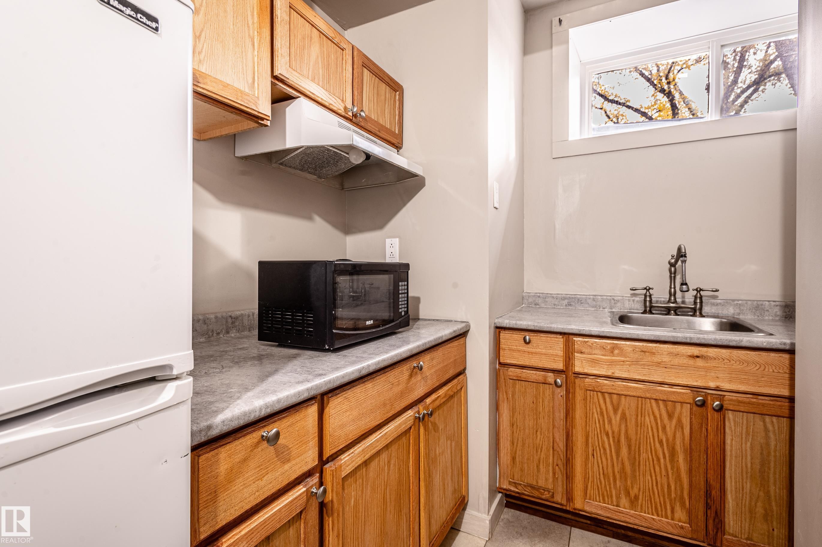 12126 65 Street, Edmonton, AB - Indoor Photo Showing Kitchen