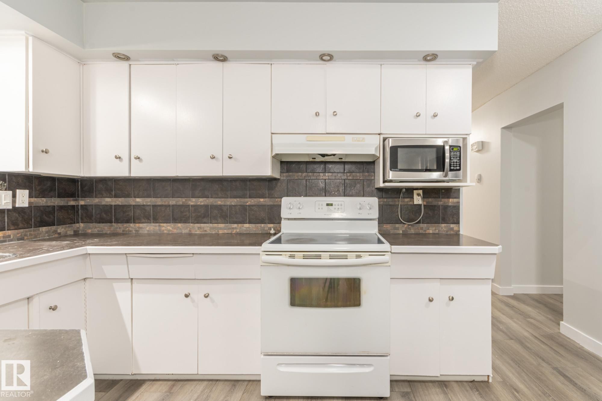 13524 66 Street, Edmonton, AB - Indoor Photo Showing Kitchen