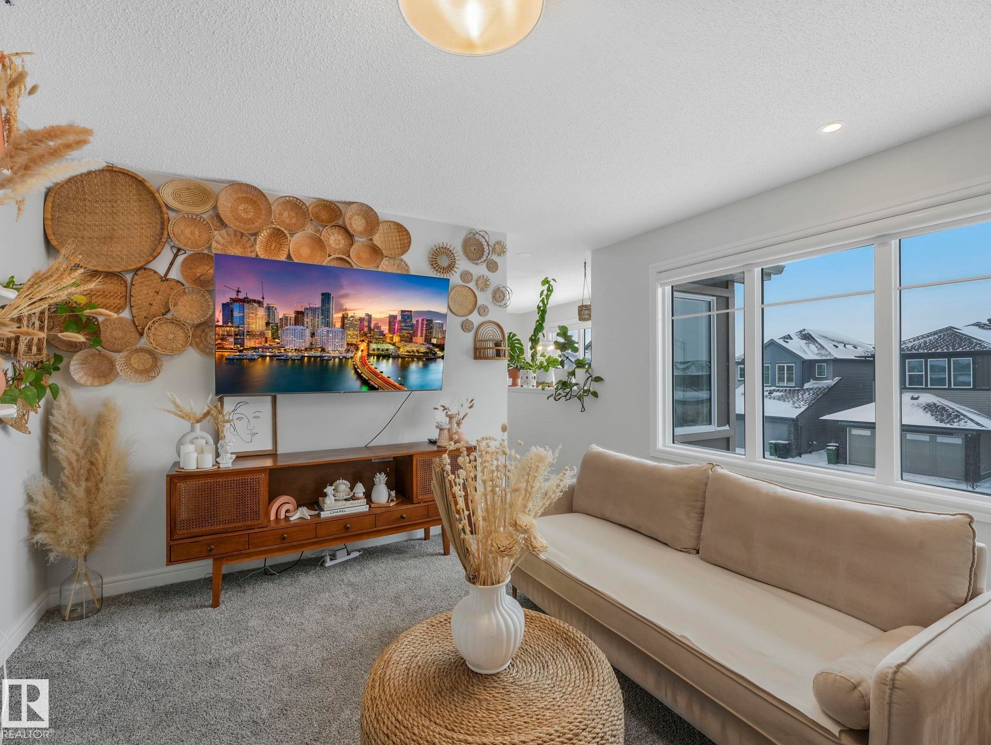 Sitting room featuring carpet flooring and a textured ceiling - 4447 Kinsella Green, Edmonton, AB - Indoor Photo Showing Living Room
