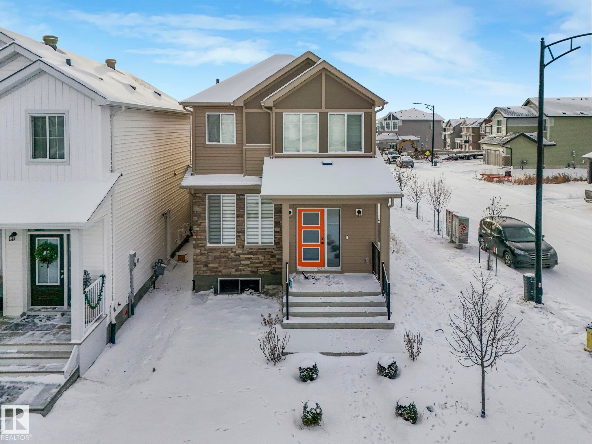View of front facade with stone siding and a residential view - 4447 Kinsella Green, Edmonton, AB - Outdoor