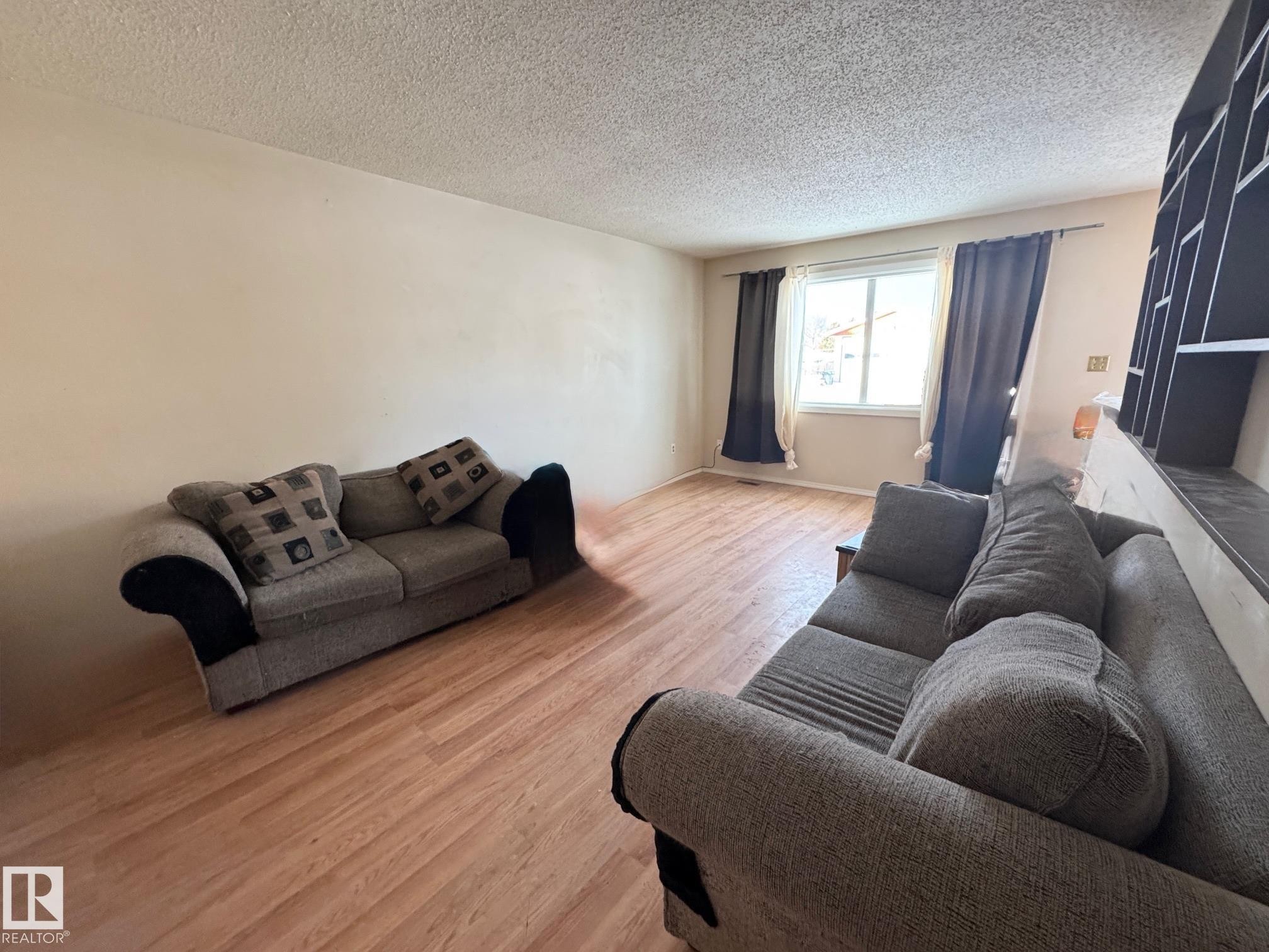 4204 42 Avenue, Stony Plain, AB - Indoor Photo Showing Living Room