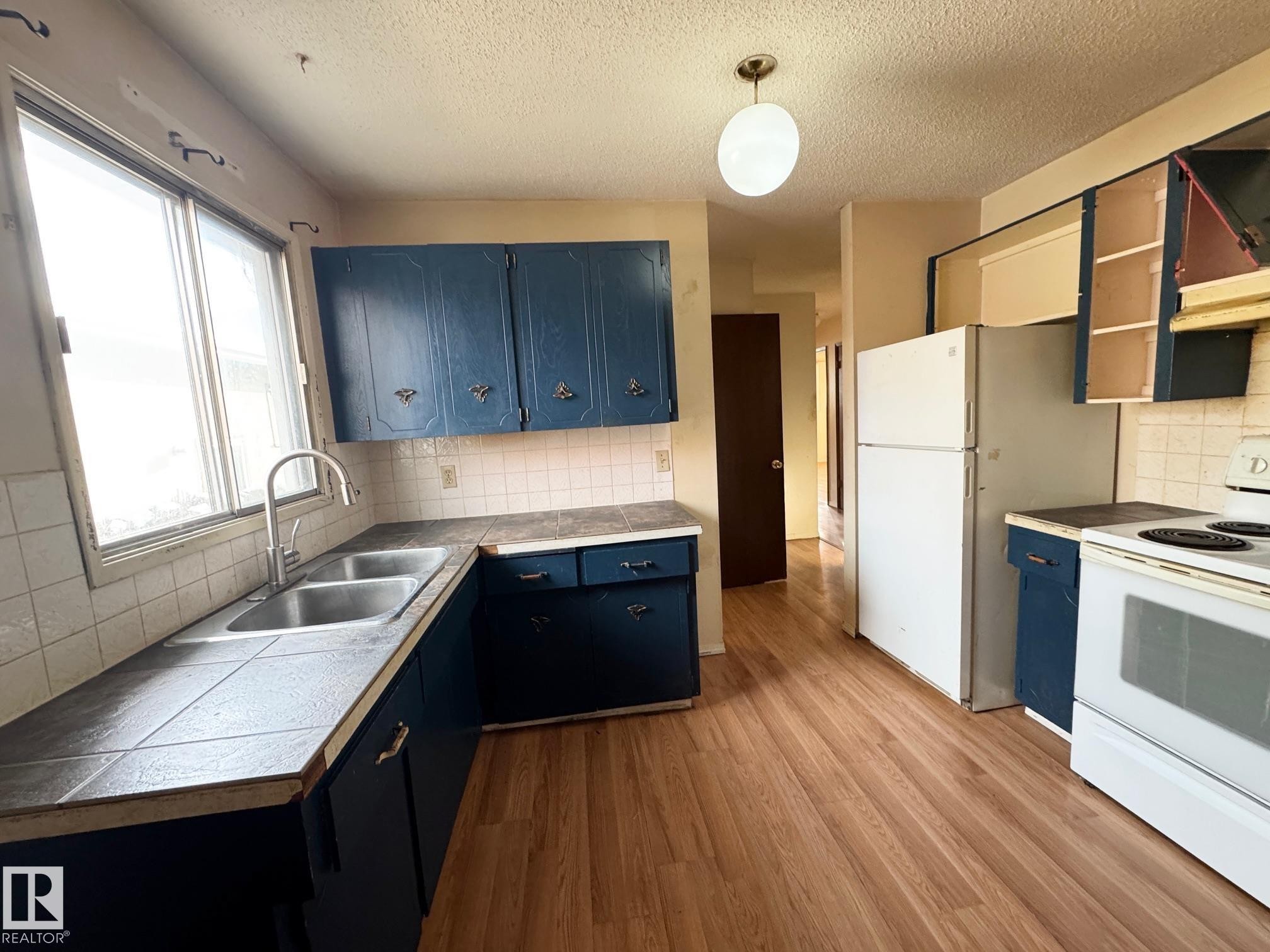 4204 42 Avenue, Stony Plain, AB - Indoor Photo Showing Kitchen With Double Sink