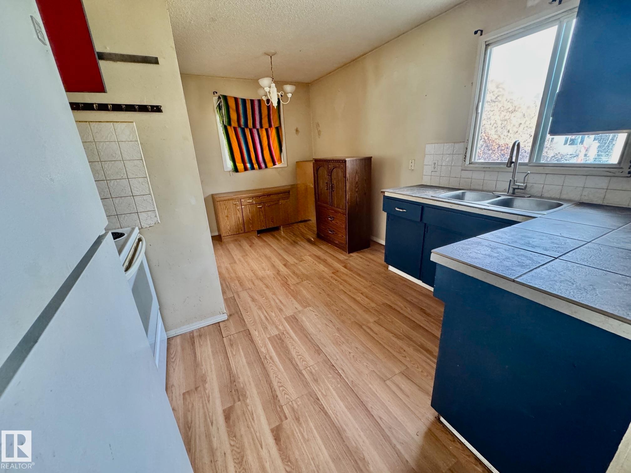4204 42 Avenue, Stony Plain, AB - Indoor Photo Showing Kitchen With Double Sink