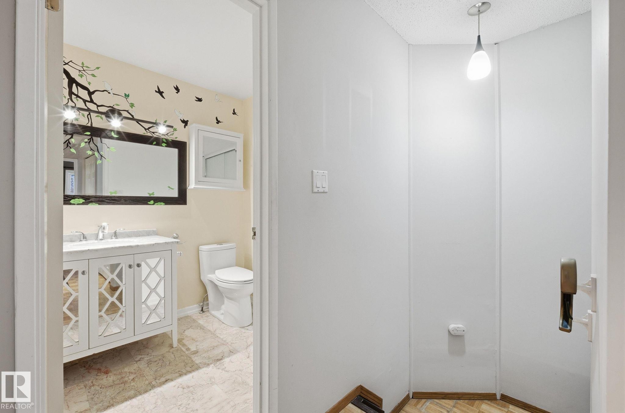 Edmonton, AB - Indoor Photo Showing Bathroom