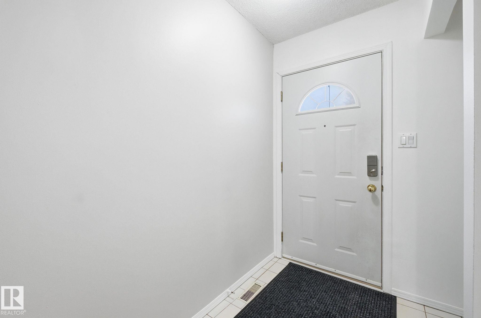 Edmonton, AB - Indoor Photo Showing Other Room