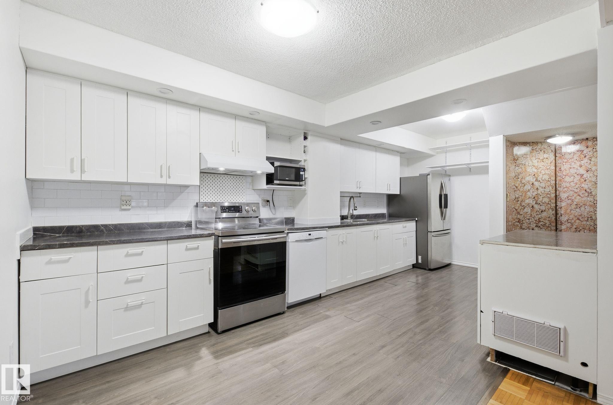 Edmonton, AB - Indoor Photo Showing Kitchen
