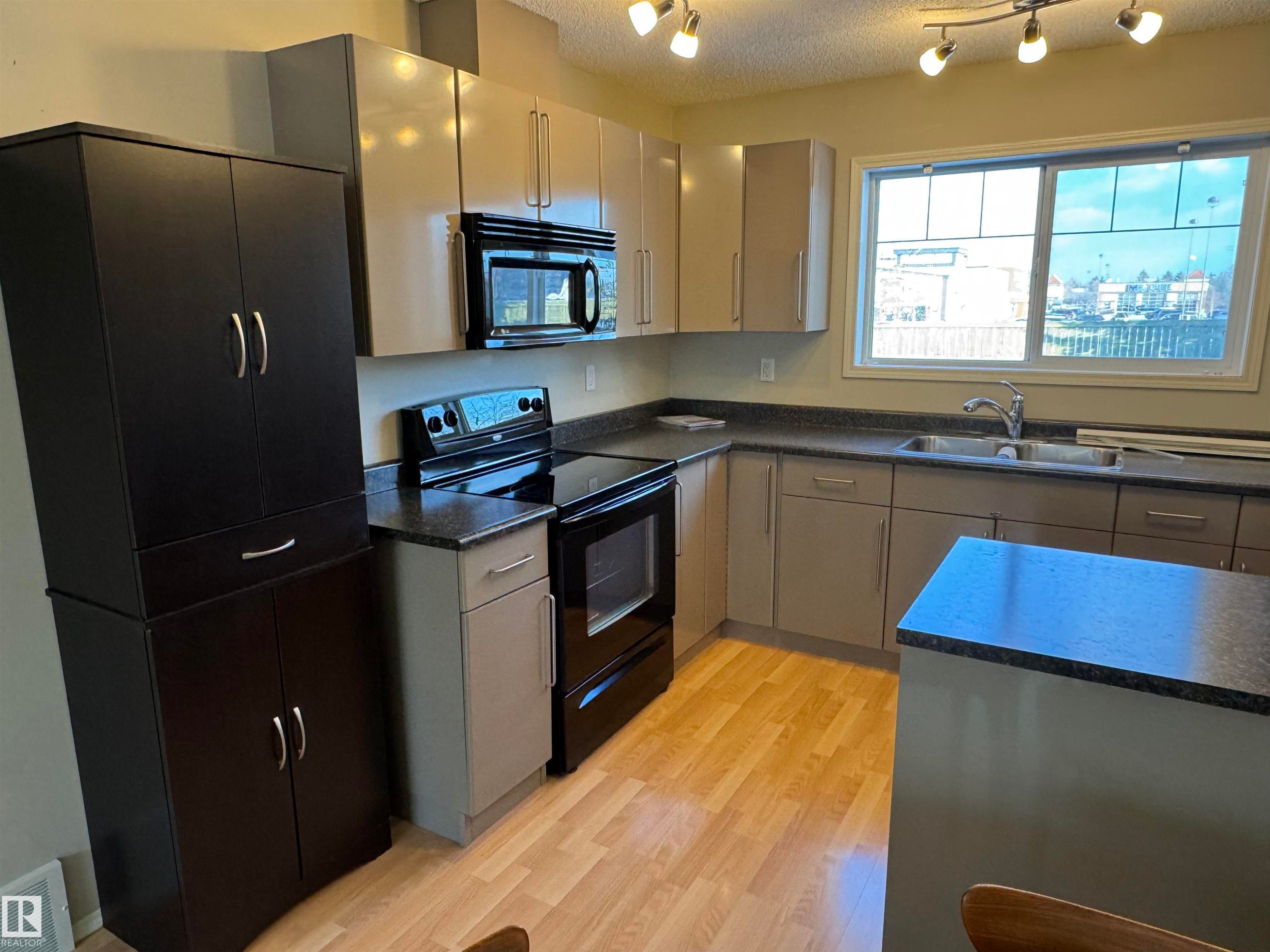 28 70 Cavan Road, Sherwood Park, AB - Indoor Photo Showing Kitchen With Double Sink