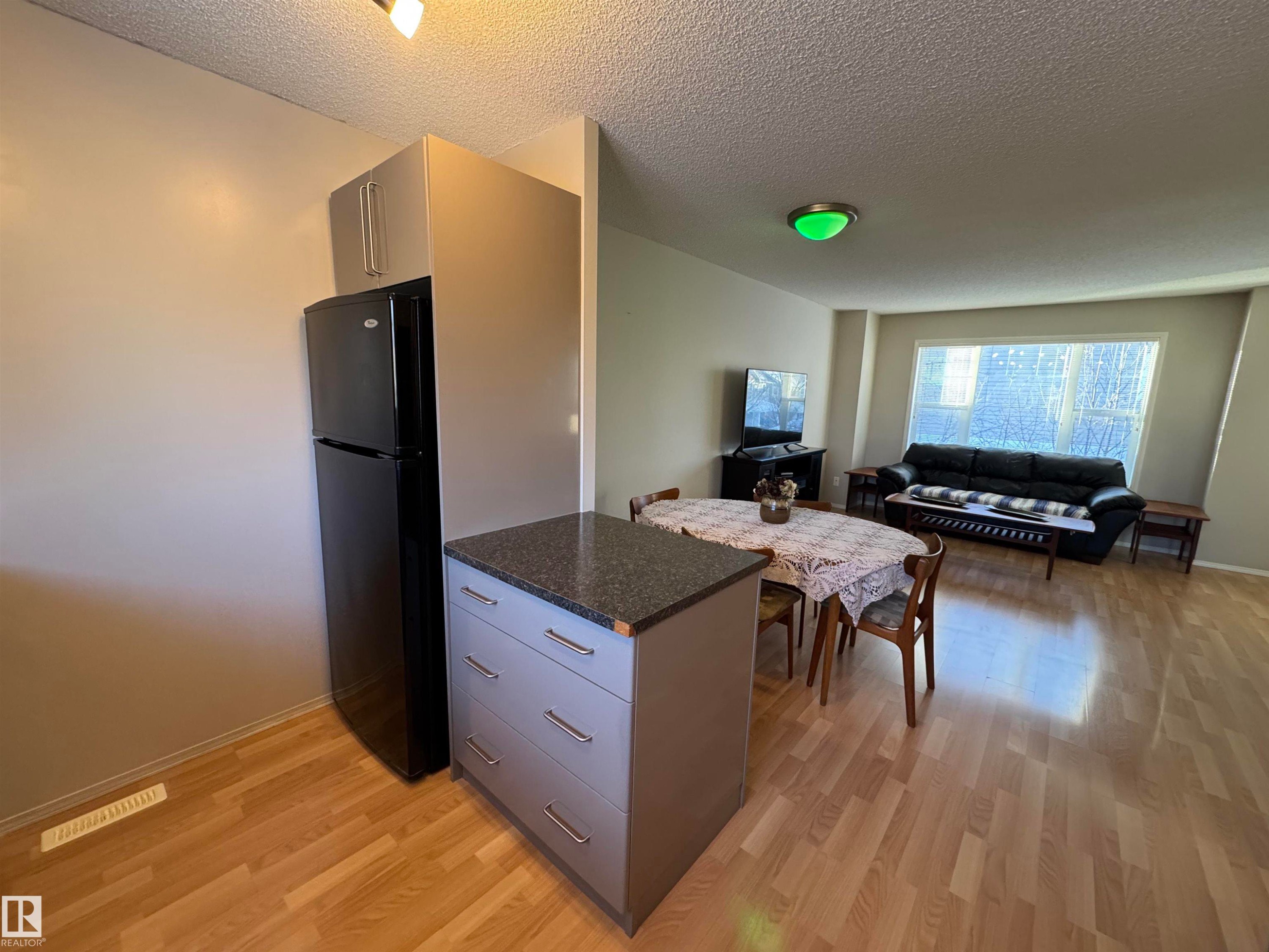28 70 Cavan Road, Sherwood Park, AB - Indoor Photo Showing Kitchen