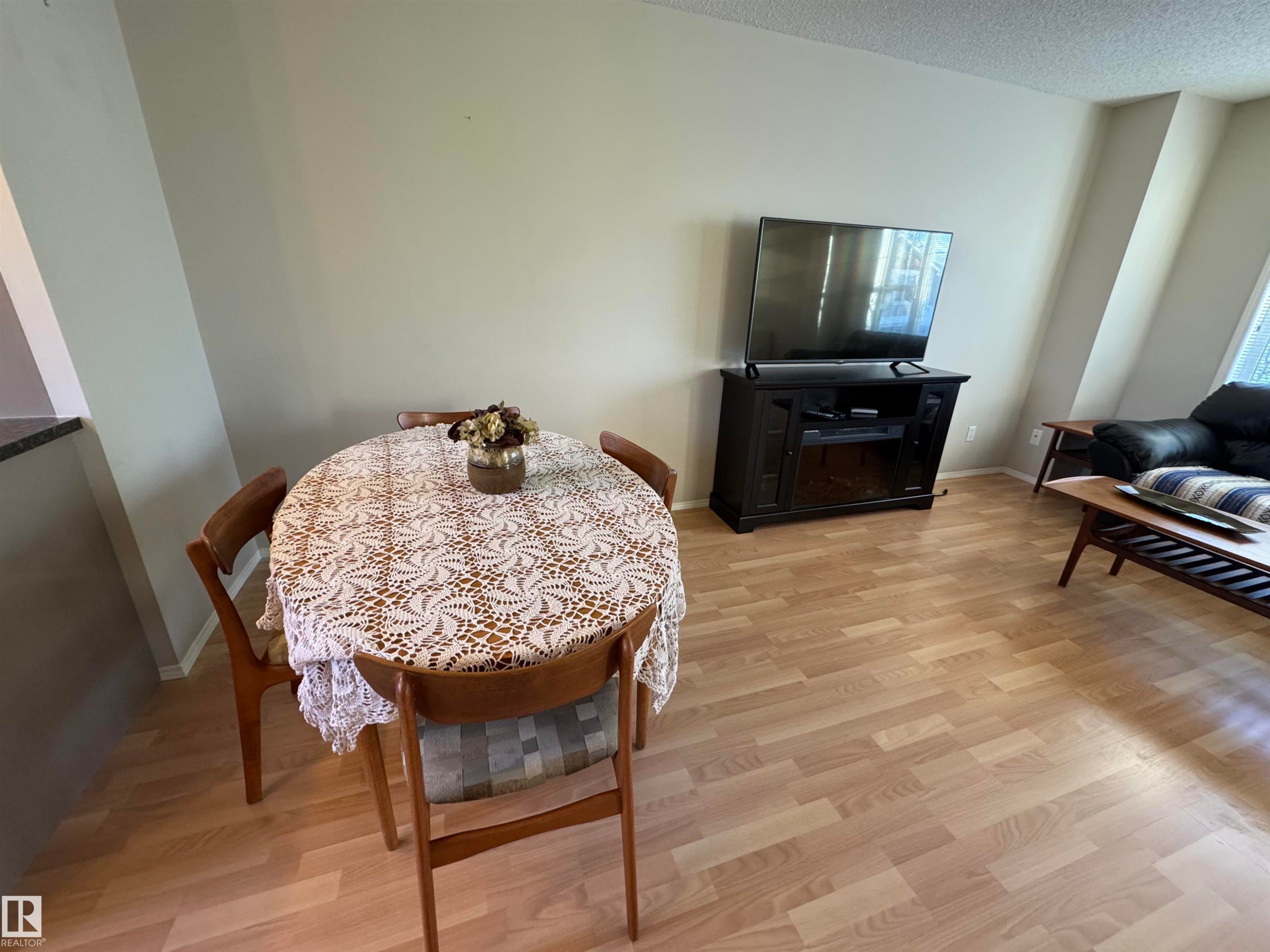 28 70 Cavan Road, Sherwood Park, AB - Indoor Photo Showing Dining Room