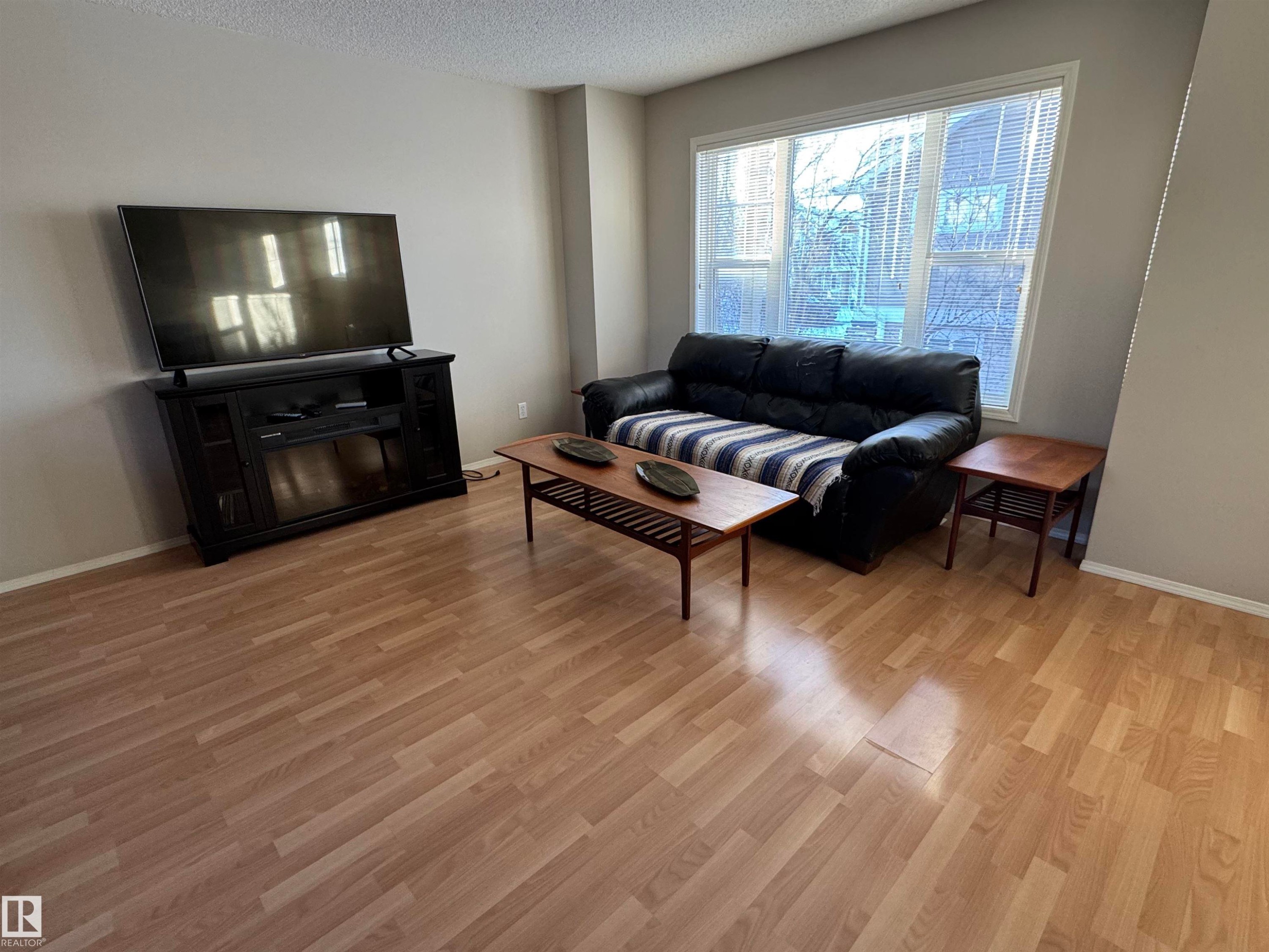28 70 Cavan Road, Sherwood Park, AB - Indoor Photo Showing Living Room