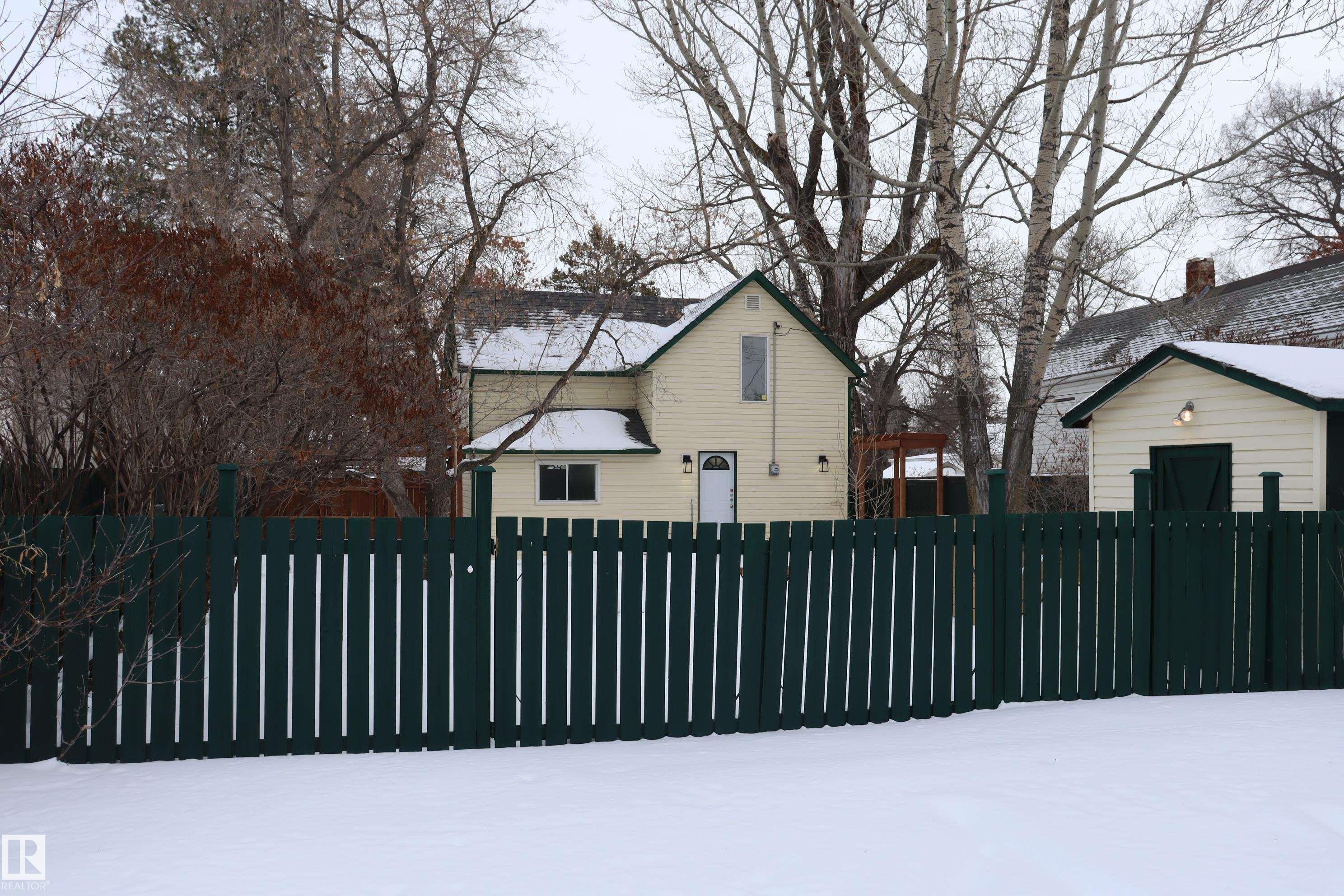 Huge parking area in the back for 4 vehicles or build yourself an over sized garage/shop there's ROOM - 4508 52 St., Wetaskiwin, AB - Outdoor