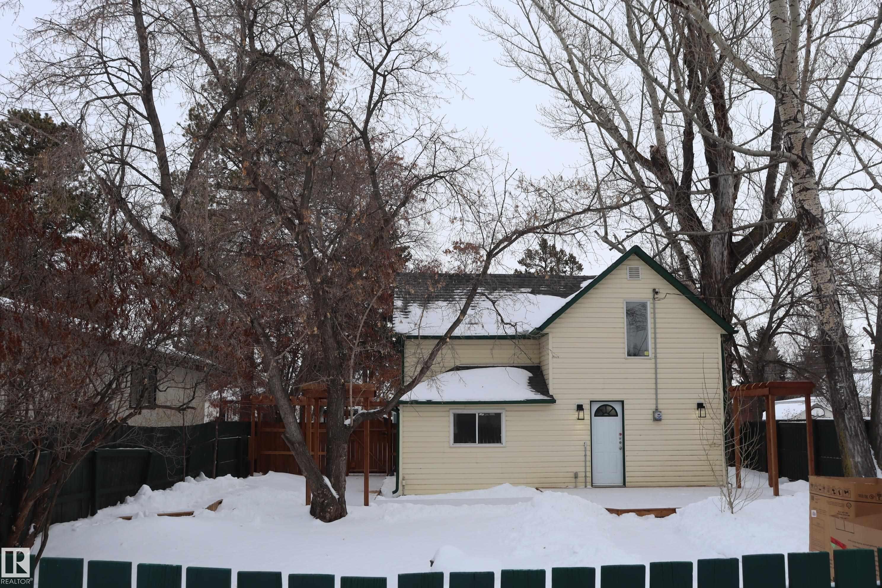 Large back yard with mature trees. Completely fenced - 4508 52 St., Wetaskiwin, AB - Outdoor