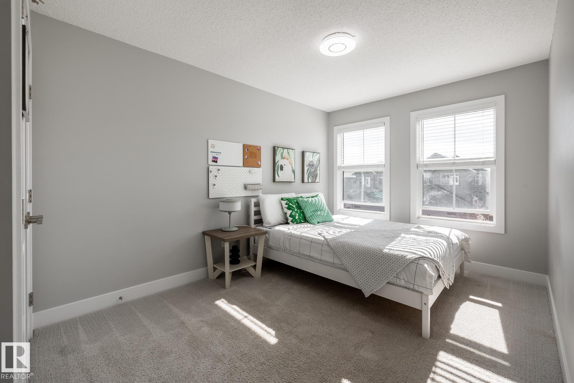 Bedroom featuring carpet flooring and a textured ceiling - 1440 Darby Green, Edmonton, AB - Indoor Photo Showing Bedroom