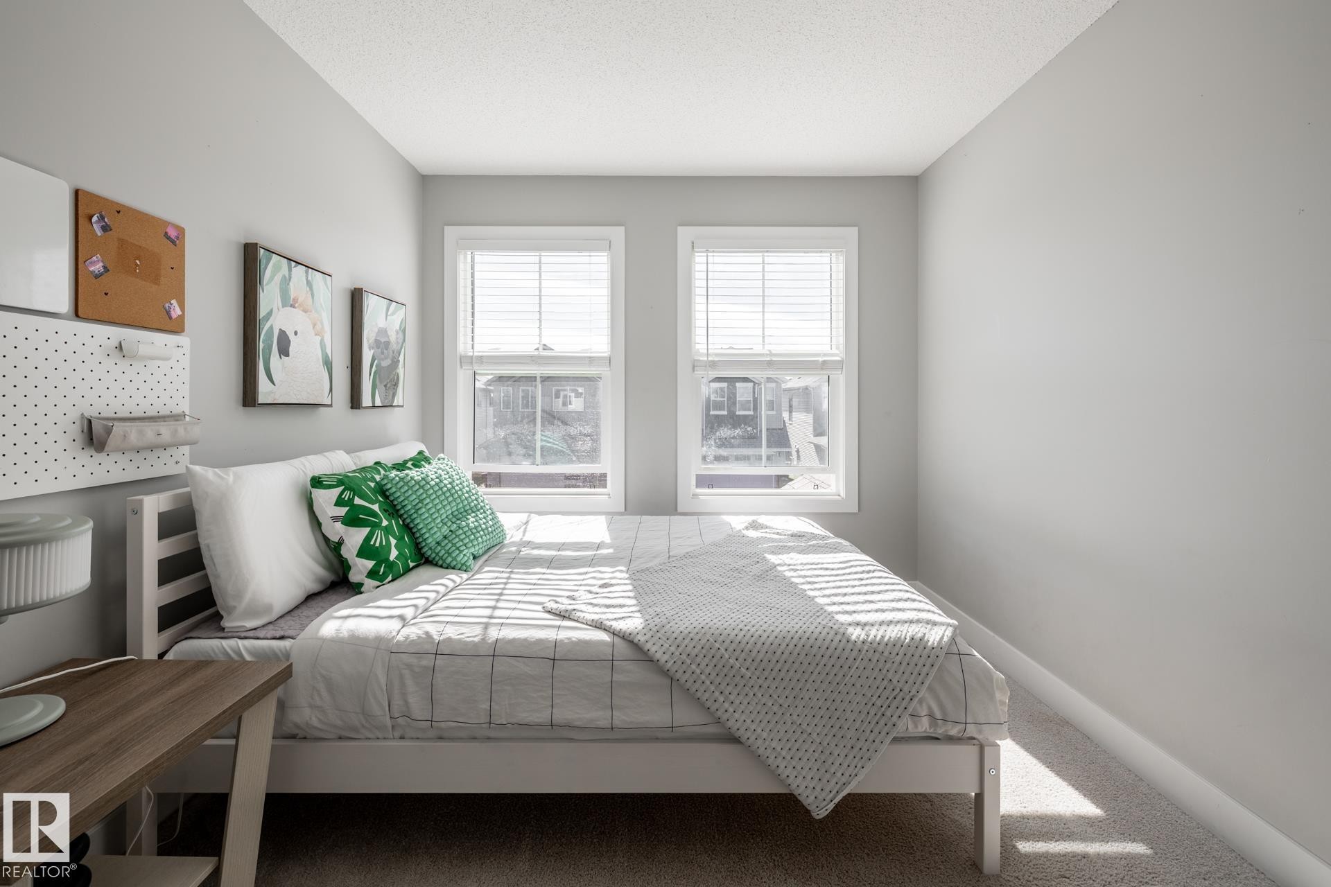 Bedroom featuring carpet and a textured ceiling - 1440 Darby Green, Edmonton, AB - Indoor Photo Showing Bedroom