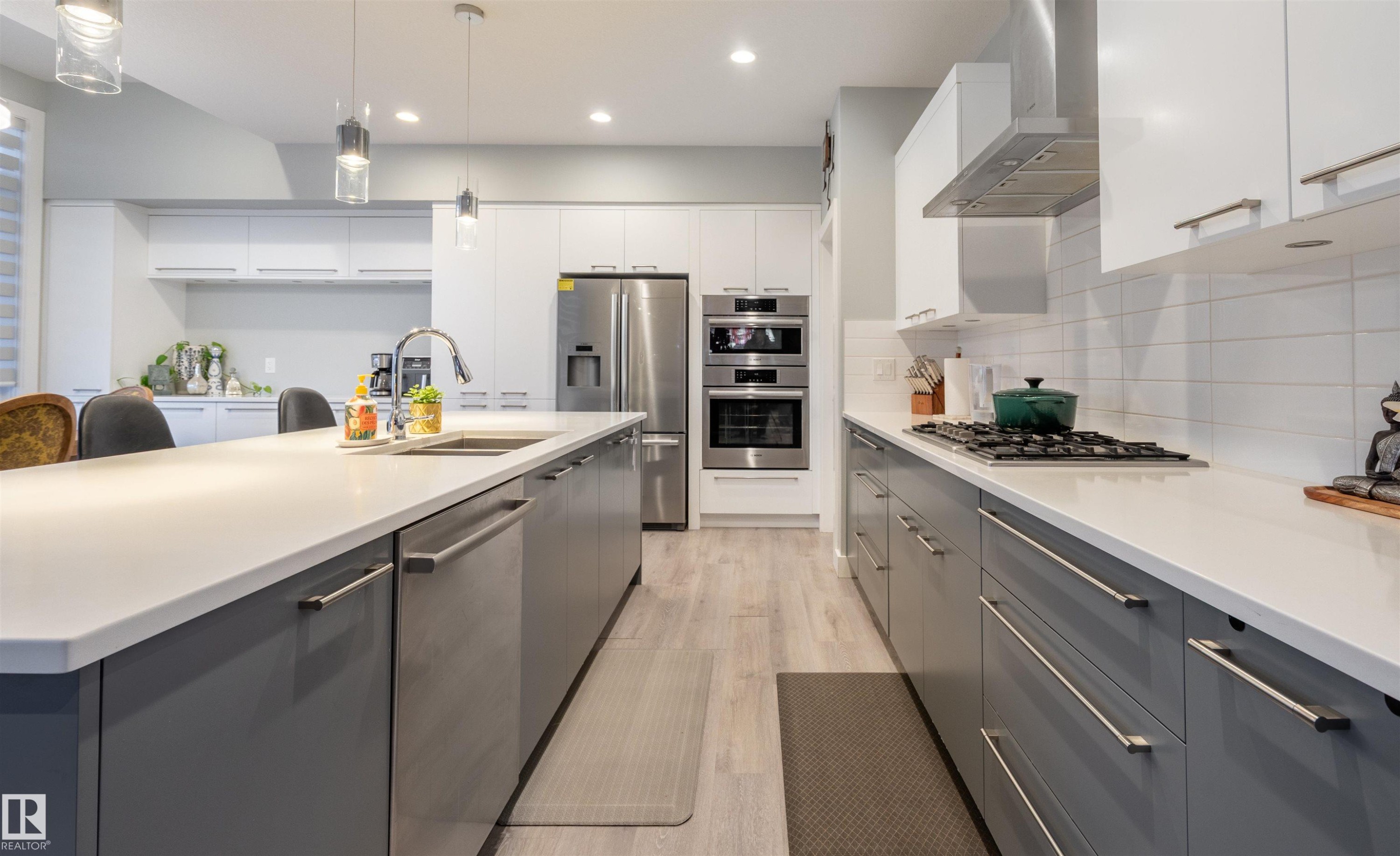 2118 Cavanagh Drive, Edmonton, AB - Indoor Photo Showing Kitchen With Double Sink With Upgraded Kitchen