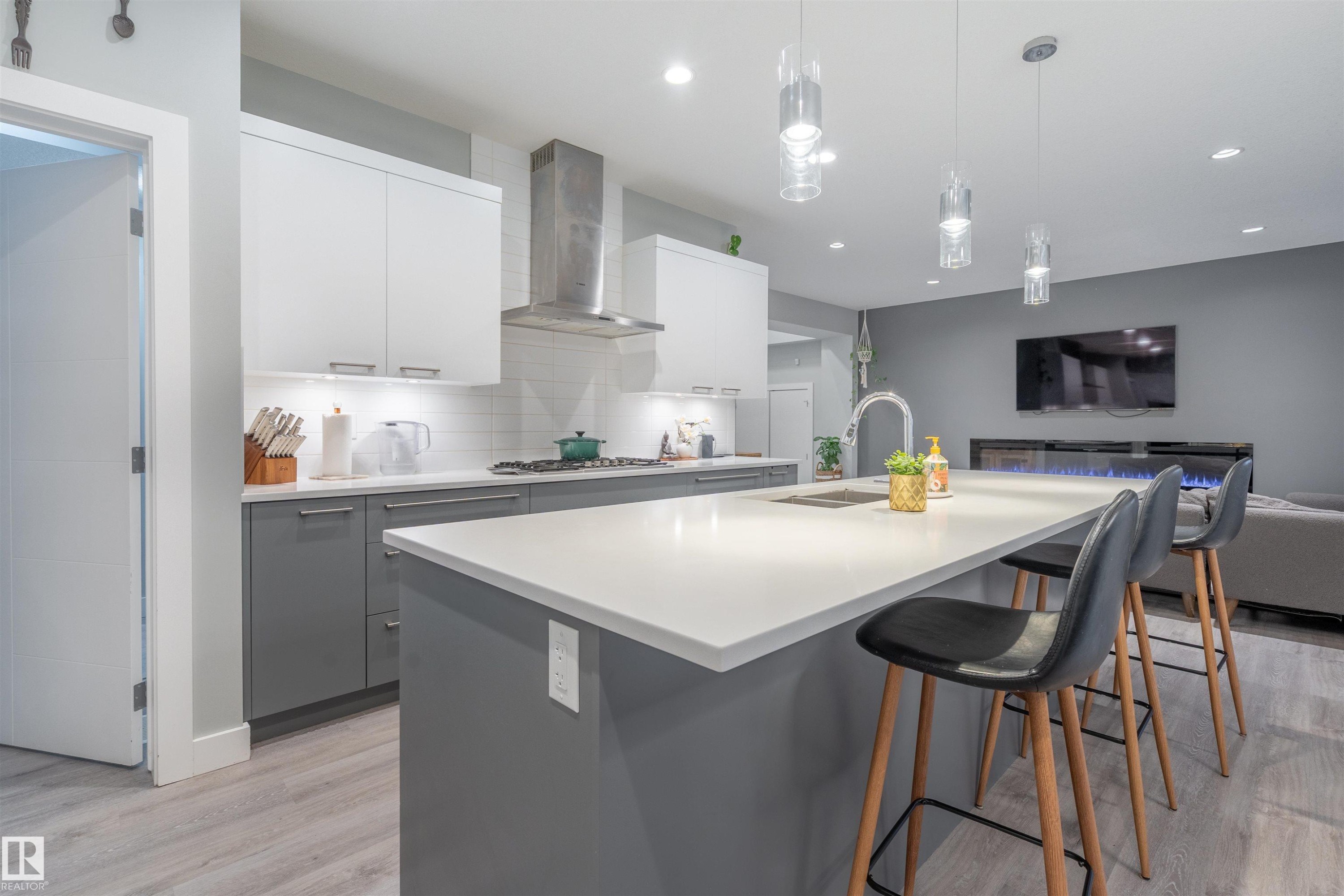 2118 Cavanagh Drive, Edmonton, AB - Indoor Photo Showing Kitchen With Double Sink With Upgraded Kitchen