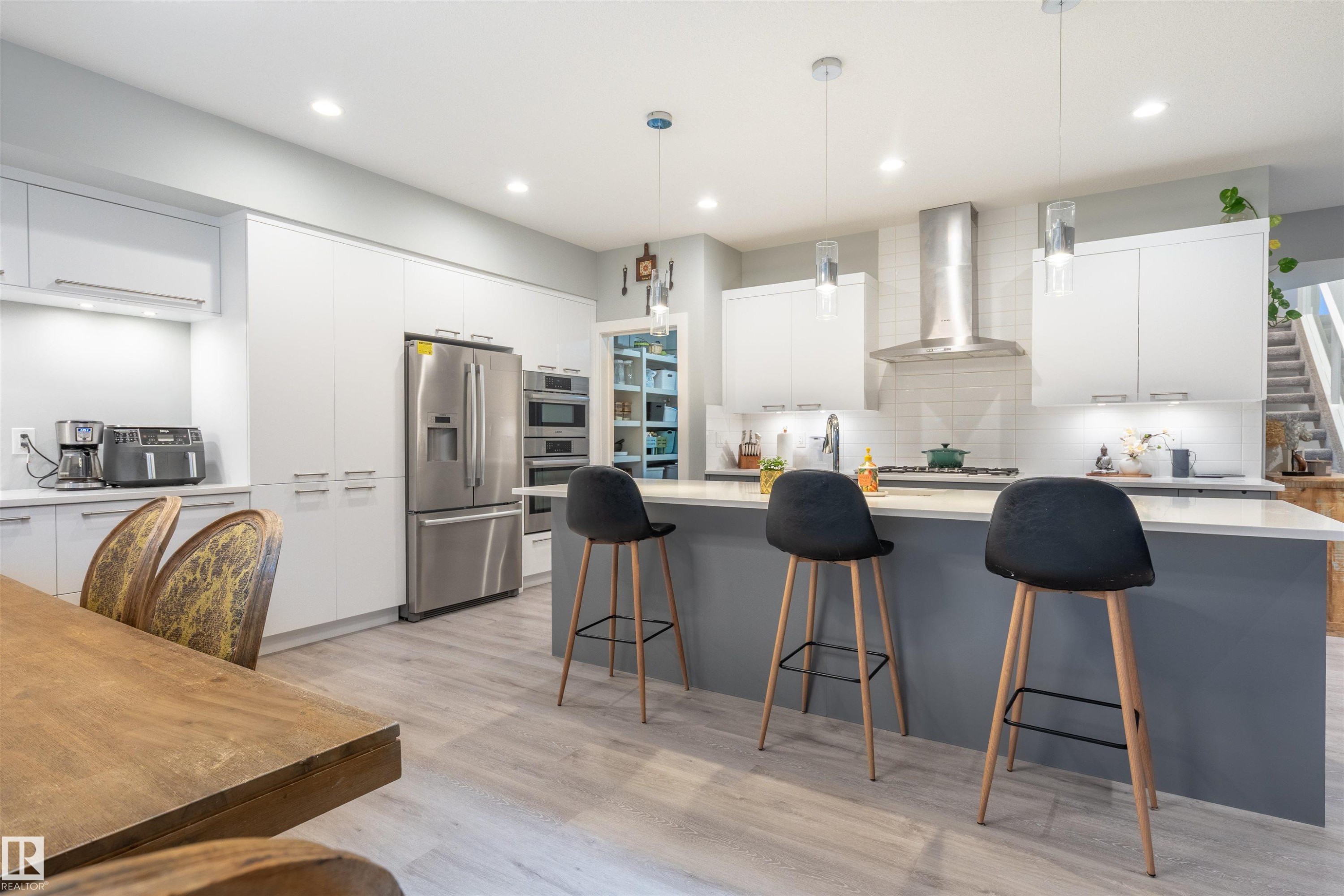 2118 Cavanagh Drive, Edmonton, AB - Indoor